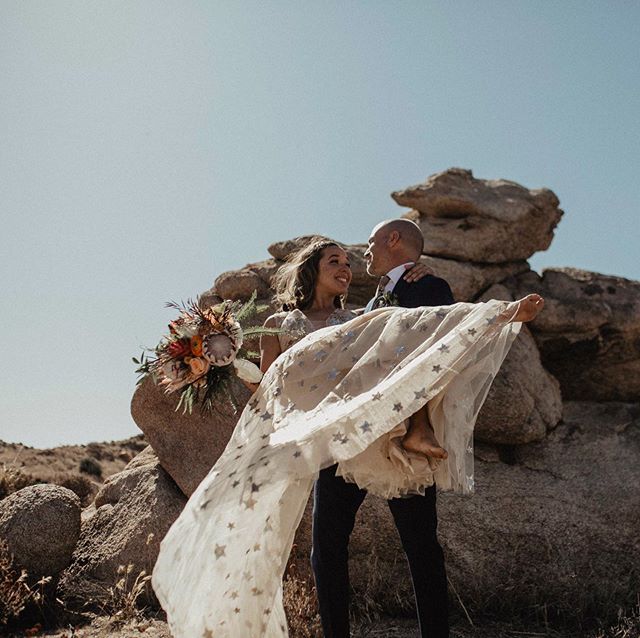 Barefoot in the desert is our kind of bride 🌄🌵🌞