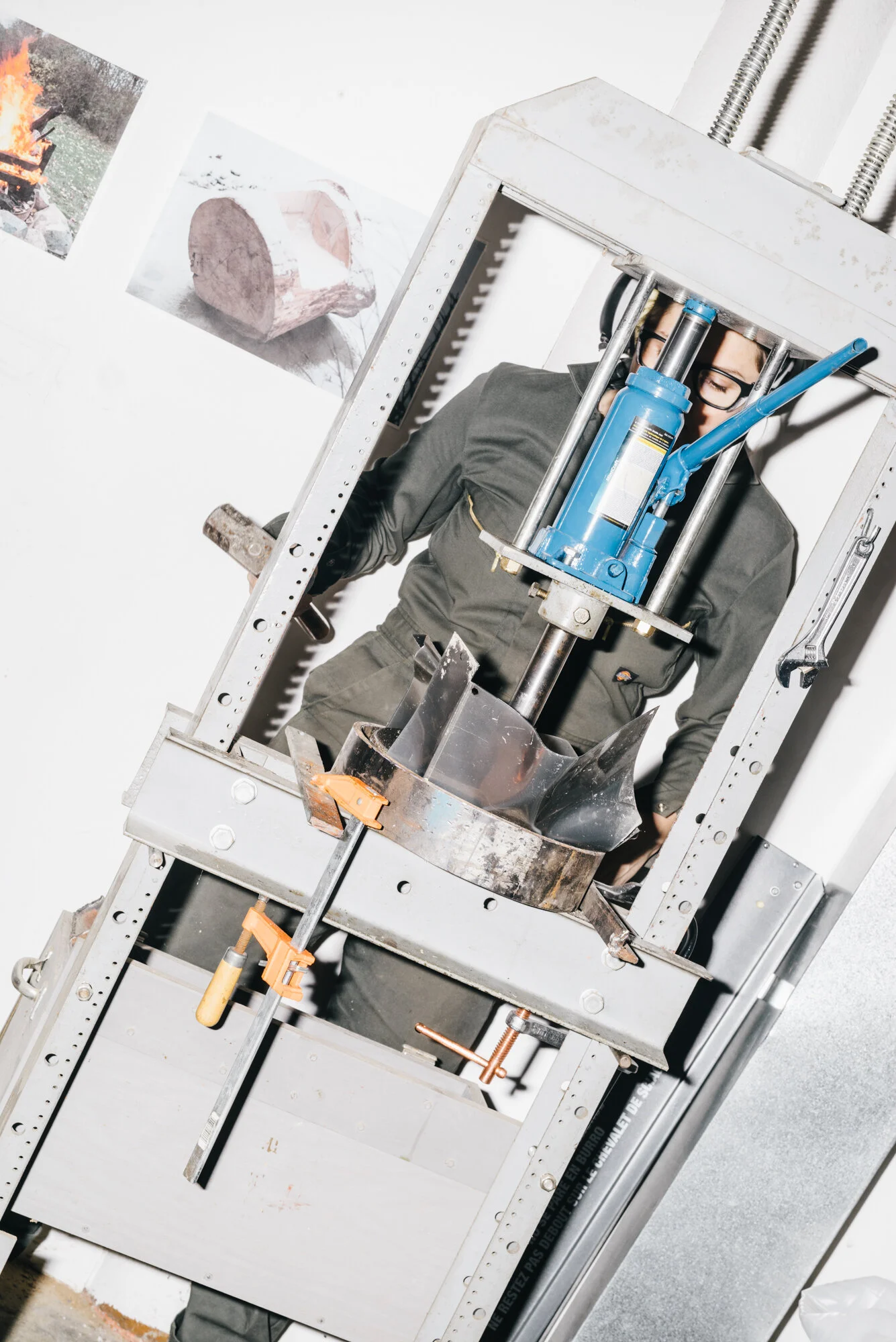  Making the crushed series with the hydraulic press 