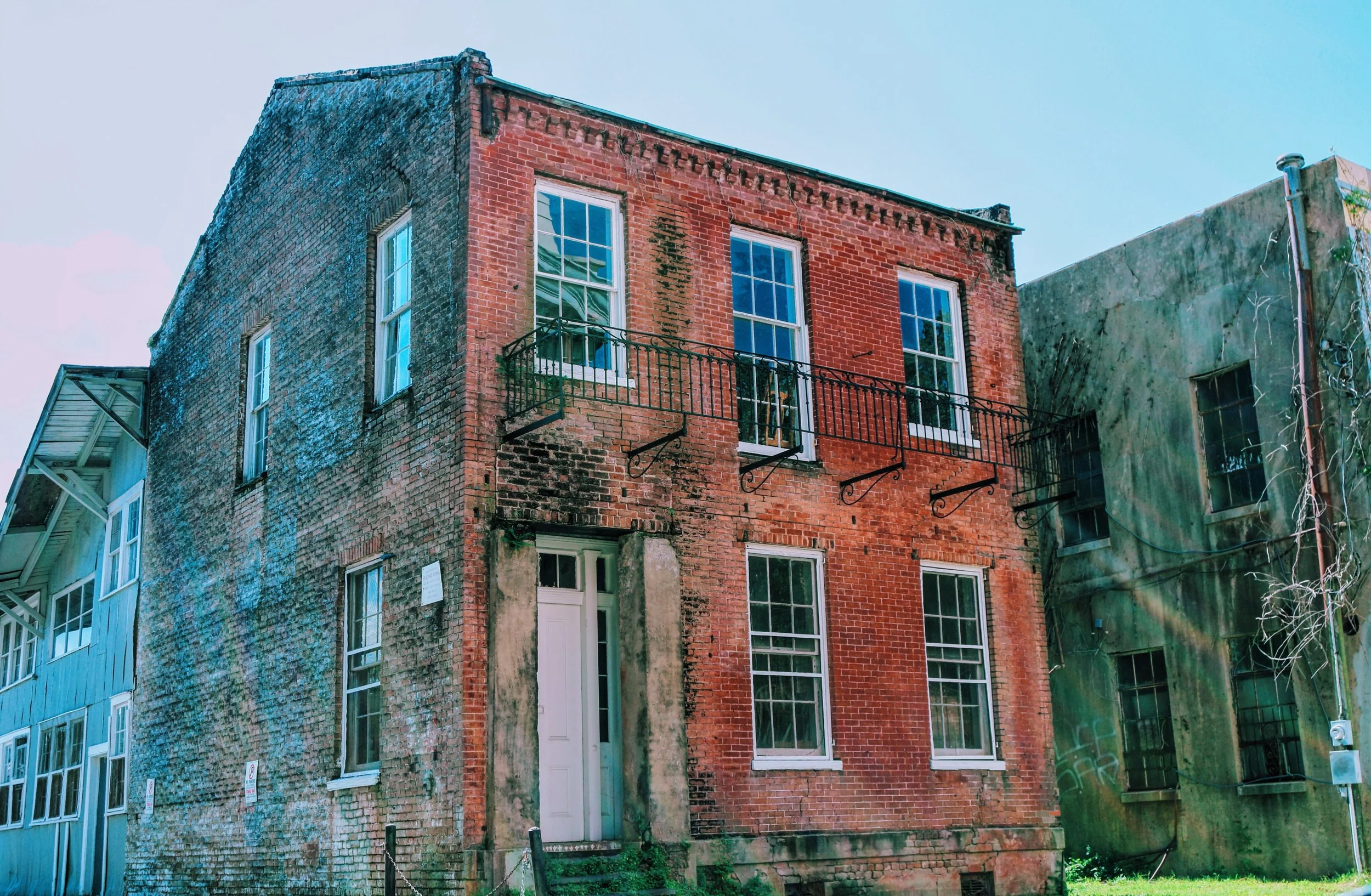 An old 1800s, not so well preserved house downtown. 
