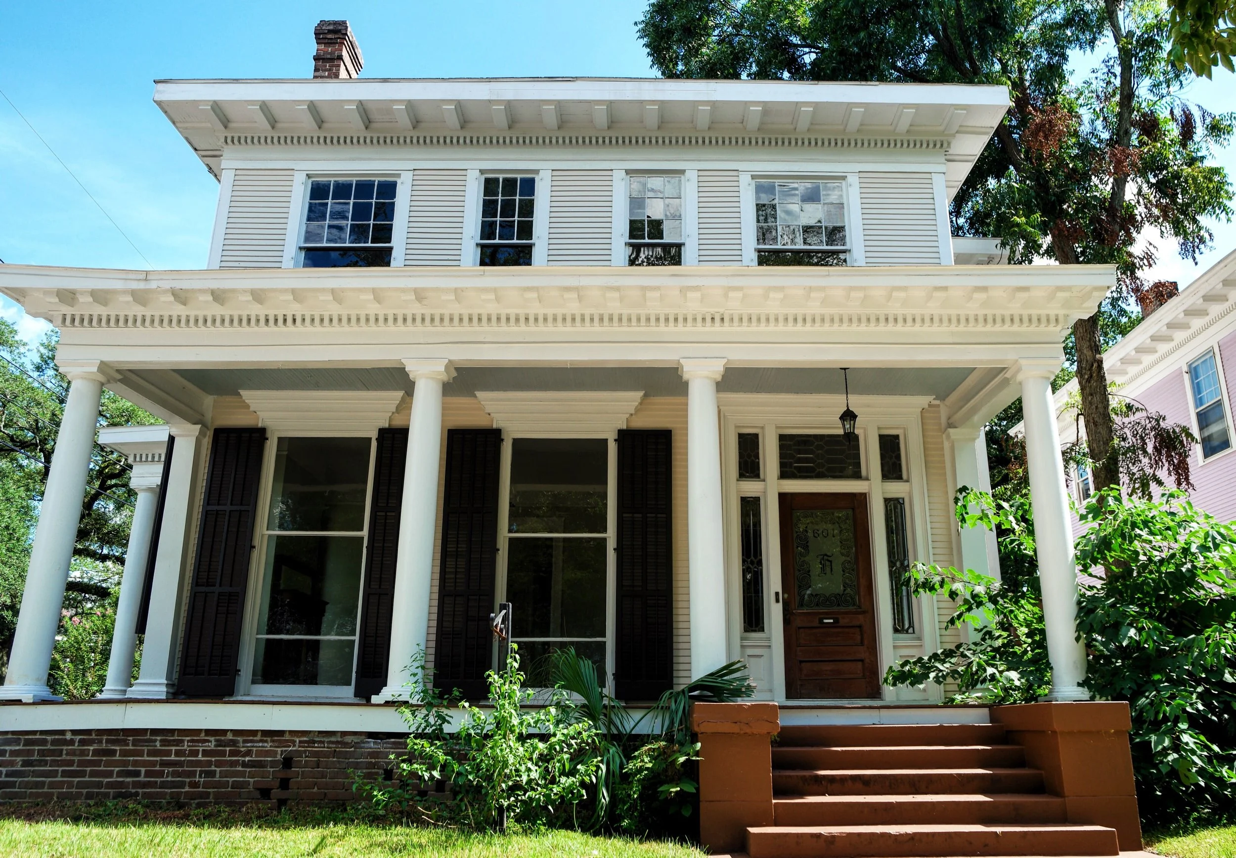 Here's a full front view of the house at the top. 