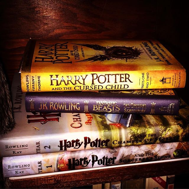 Filling my legacy bookshelf with the good stuff (which includes the cat of course!) #thebookcarousel #bookcase #harrypotter #jkrowling #harrypotterandthecursedchild #harrypotterandthechamberofsecretsillustratededition #harrypotterandthesorcerersstone