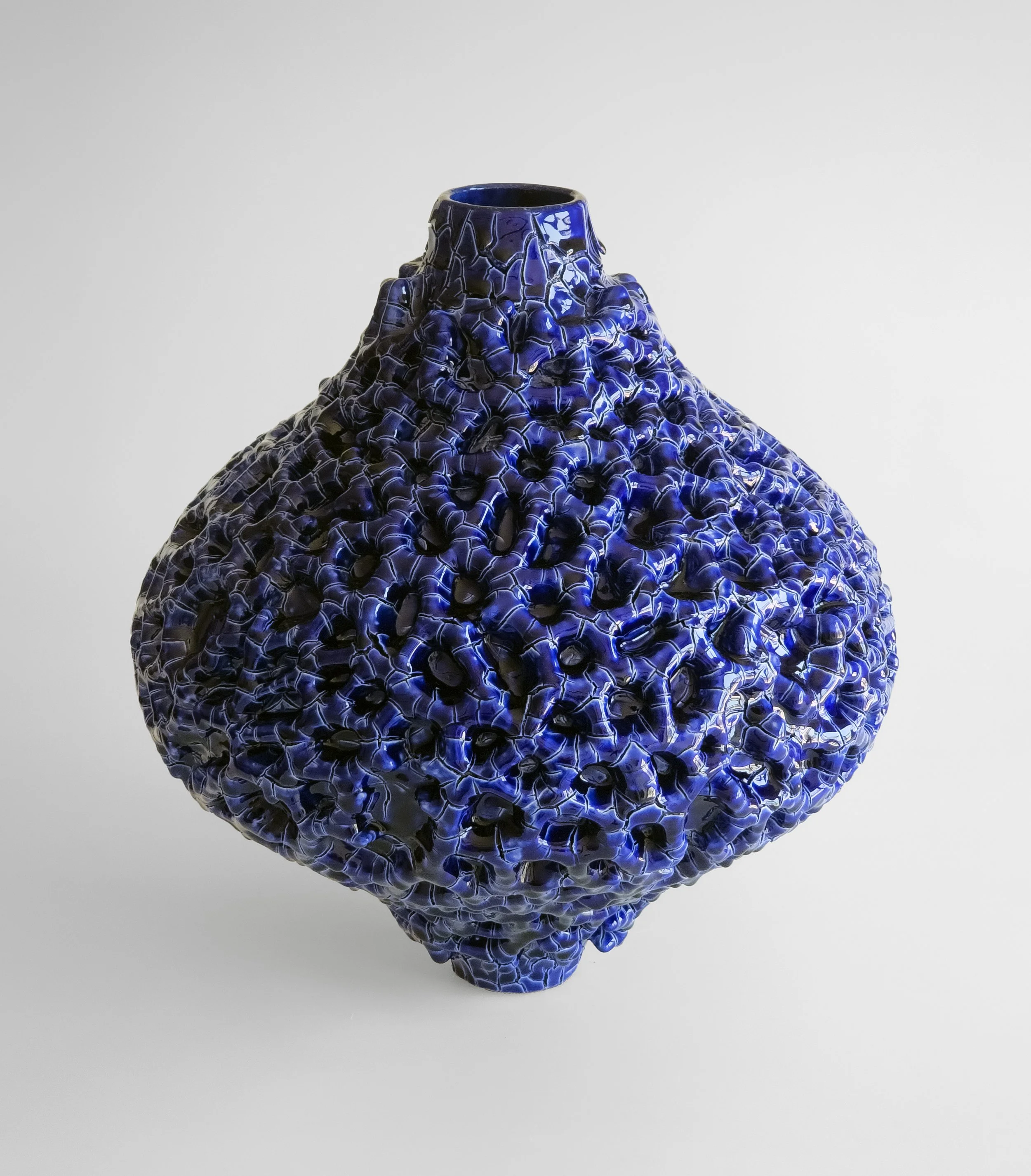  Blue Coral Moon Jar, created specifically for the Homo Faber Biennial 2026: An Island of Light organized by the Michelangelo Foundation and directed by artist and designer Es Devlin. 