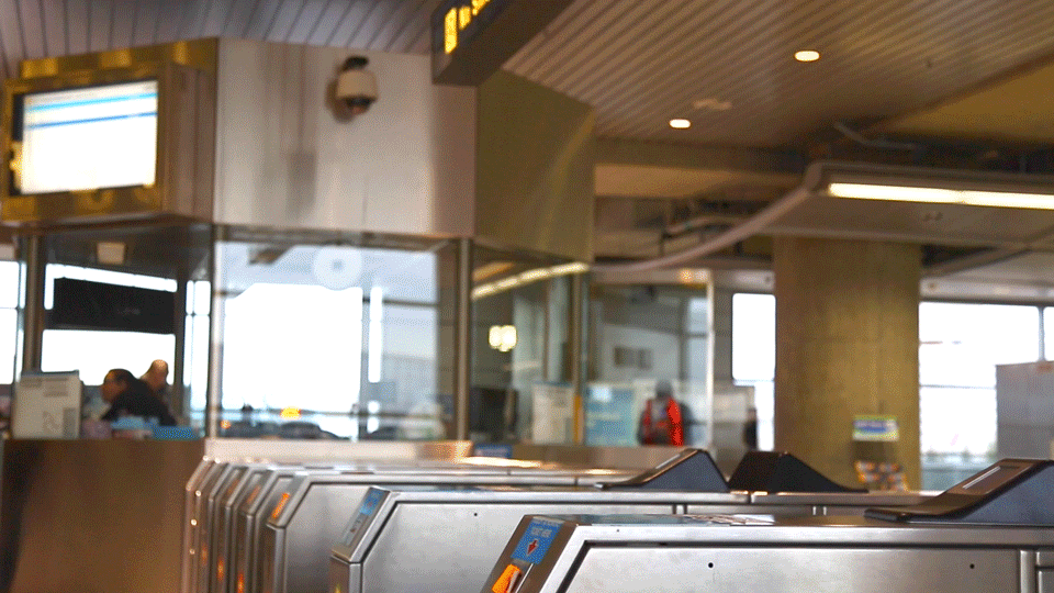 CONTACTLESS TICKETING: Using NFC and iBeacon technology helps commuters purchase fares and board with ease and efficiency, while color codes tickets and arrows help them navigate the station.