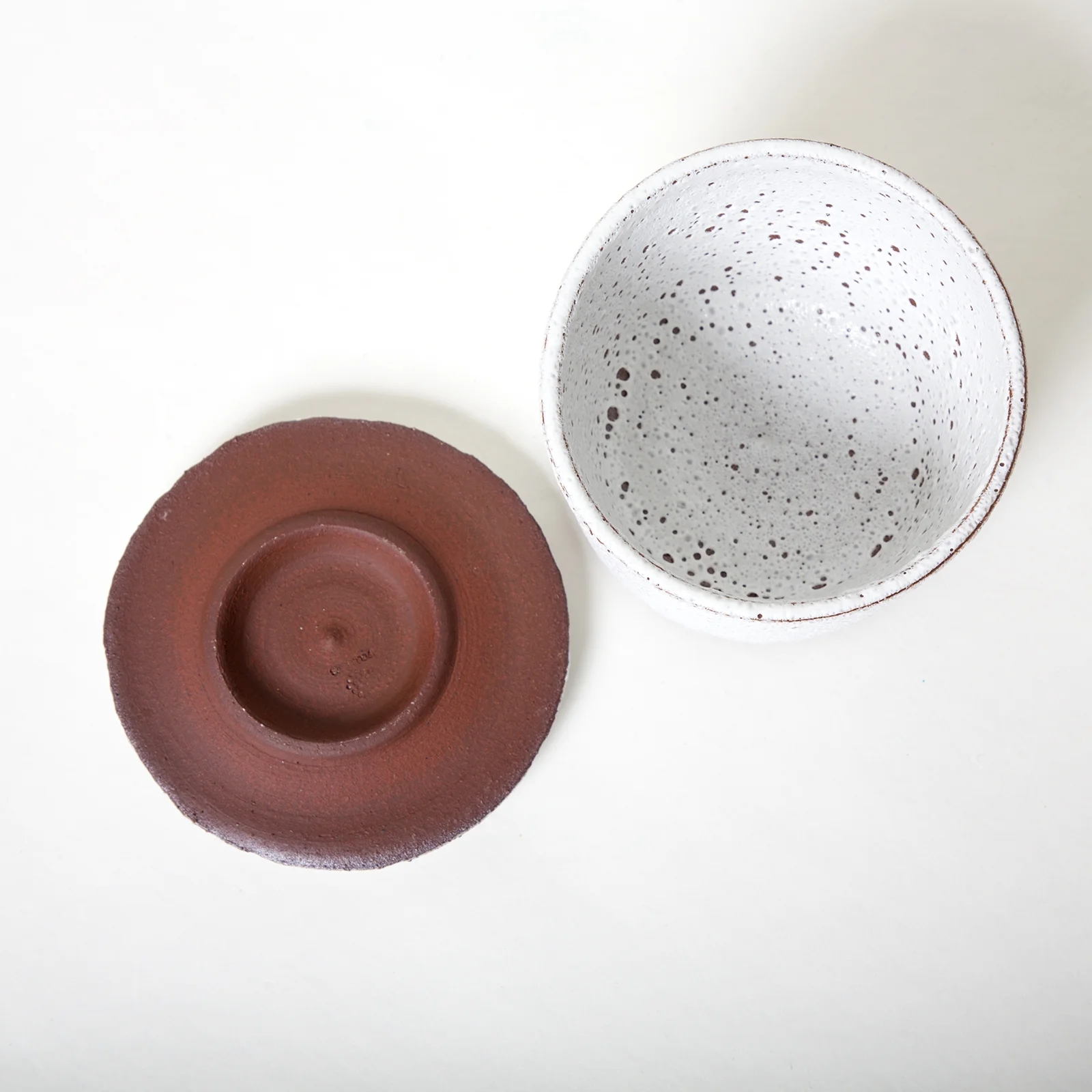 white bowl with lid pollipots 3.jpg