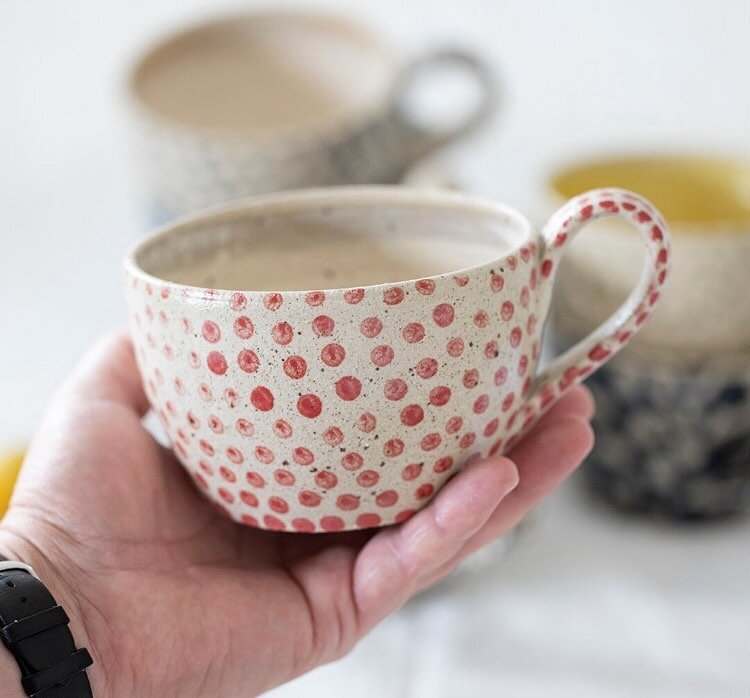 Happy Tuesday - 👍😊❤️. I have large red dotted mugs available on my shelves, ready made, if you interested, I can ship them out shortly. I have not written it to my shop listing, it takes time to edit the listings and normally I have to make them af