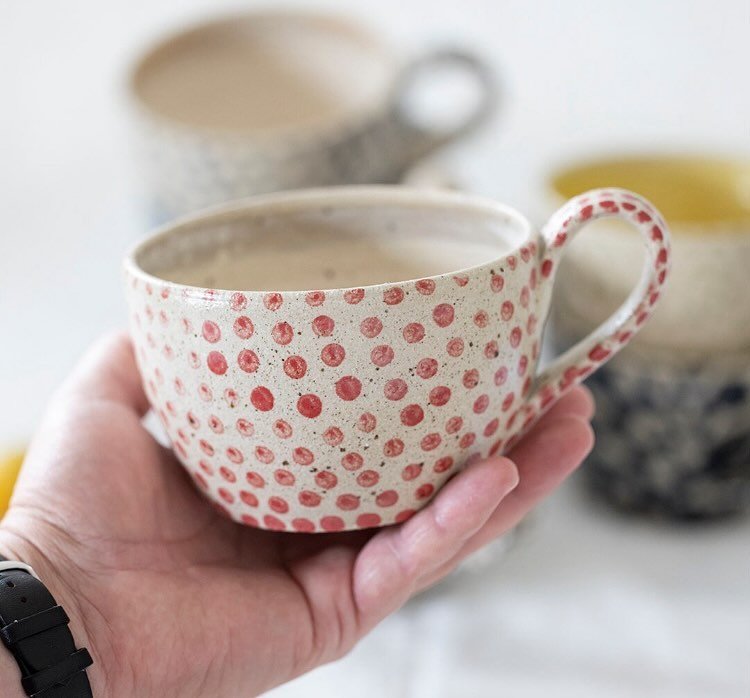 Happy Monday - 👍😊❤️. I have large red dotted mugs available on my shelves, ready made, if you interested, I can ship them out shortly. I have not written it to my shop listing, it takes time to edit the listings and normally I have to make them aft