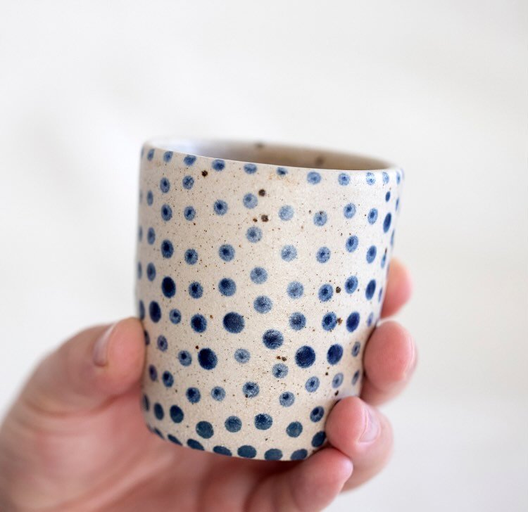 Happy Wednesday - 👍😊❤️. I have smaller blue dotted tumblers available on my shelves, ready made, if you interested, I can ship them out shortly. I have not written it to my shop listing, it takes time to edit the listings and normally I have to mak