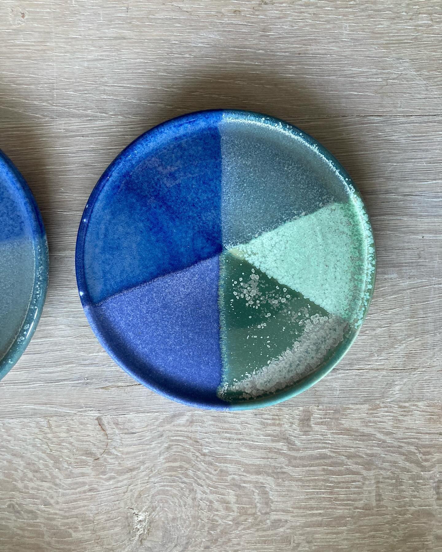 Happy Saturday - new glaze test on porcelain clay👍😊. 
.
.
.
.
.
. ❤️🌿#pollipots #vase @pollipots  #flowervase #giftshop #handmade #potteryshop #navy #navypolkadots #blue #brickmortar #hygge #scandinavian #beachpottery #stoneware #handmadeceramics 