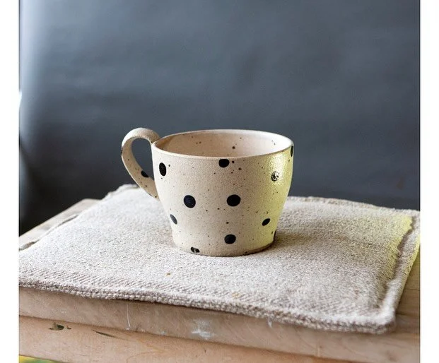 Happy Monday! New bunch of mugs and plates are on the way to Maine, Freedom, The Lost Kitchen @thelostkitchen👍Thank you very much Erin👍😊 ❤️. Photo credit @oliver_kaeseler 👍
.
.
.
.
.
. ❤️🌿#pollipots @pollipots  @thelostkitchen #thelostkitchen #m