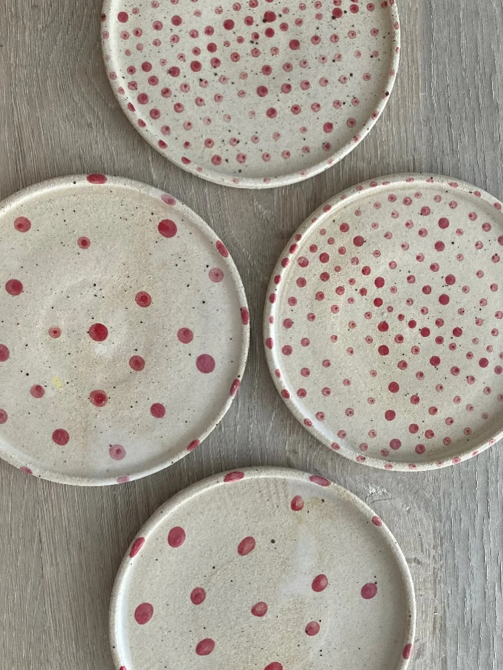 Happy Saturday! Cake cheese plates available to custom orders and shop orders on my own website eeli.dk or on Faire. If you are interested of larger plates, let me know and I will make some test dinner plates. I am continuing to ship to States, so if