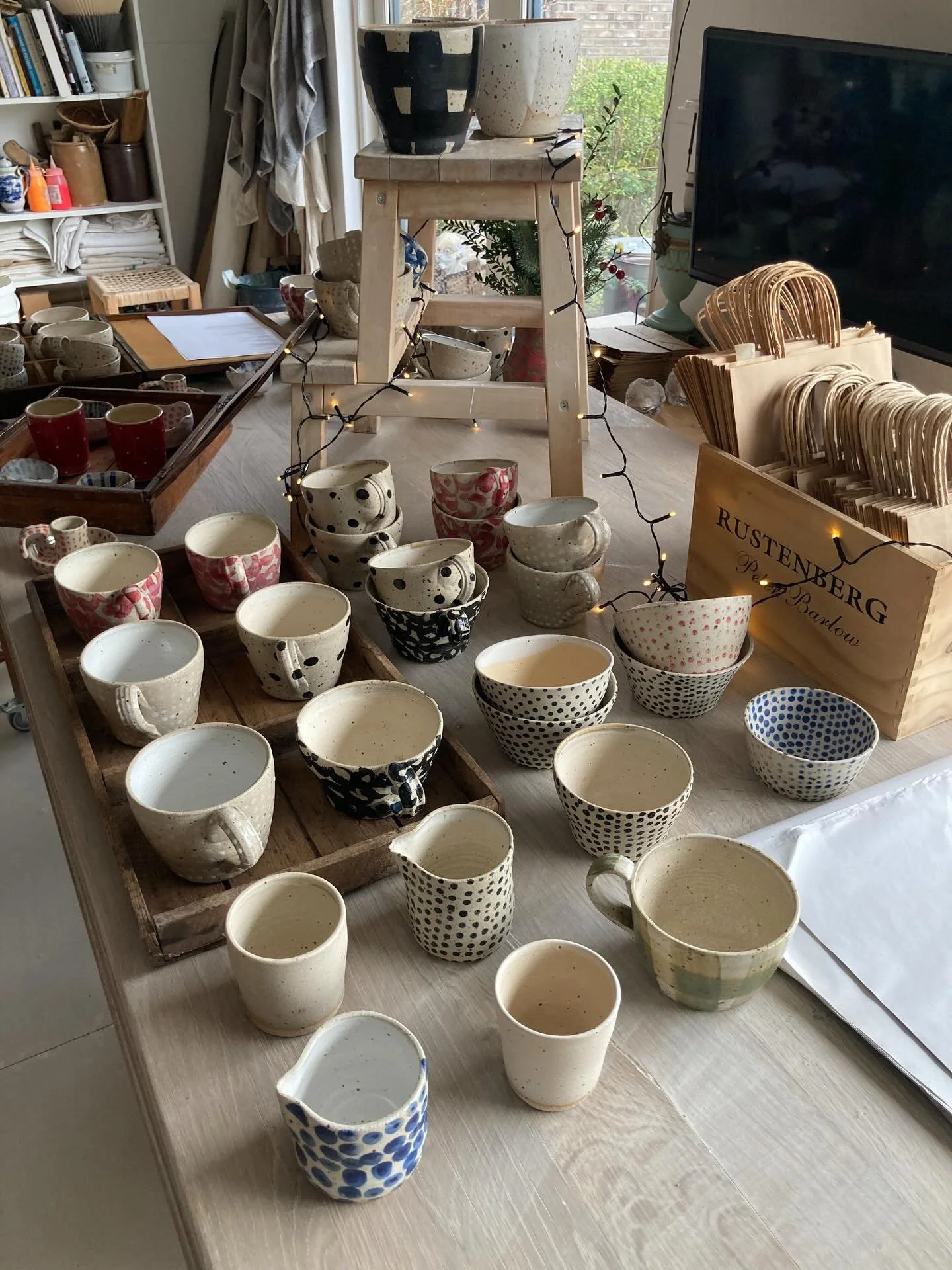 🎄🎄🎄🎄🎄🎄🎄🎄🎄🎄🎄
Polli Pots inviterer til vores hyggelige &aring;rlige julemarked i morgen og overmorgen ✨
Kom og find unikke keramiske julegaver, 2. sorteringer, pr&oslash;ver og mange kopper.
Som altid s&oslash;rger vi for masser af julestemn