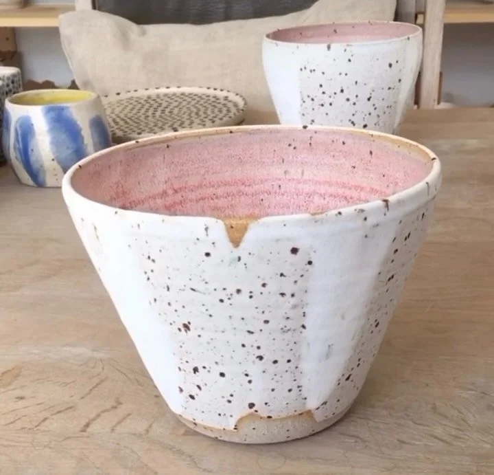 Nu bestilling til ny butik i Kbh 🤍 @_anotherview p&aring; Store Kongensgade 85, 1264 Kbh K &ndash; mange tak for det! Der kommer flere jumbo kopper og store sk&aring;le med pink glasur til salg 🤩 @pollipots #kopper #pollipots