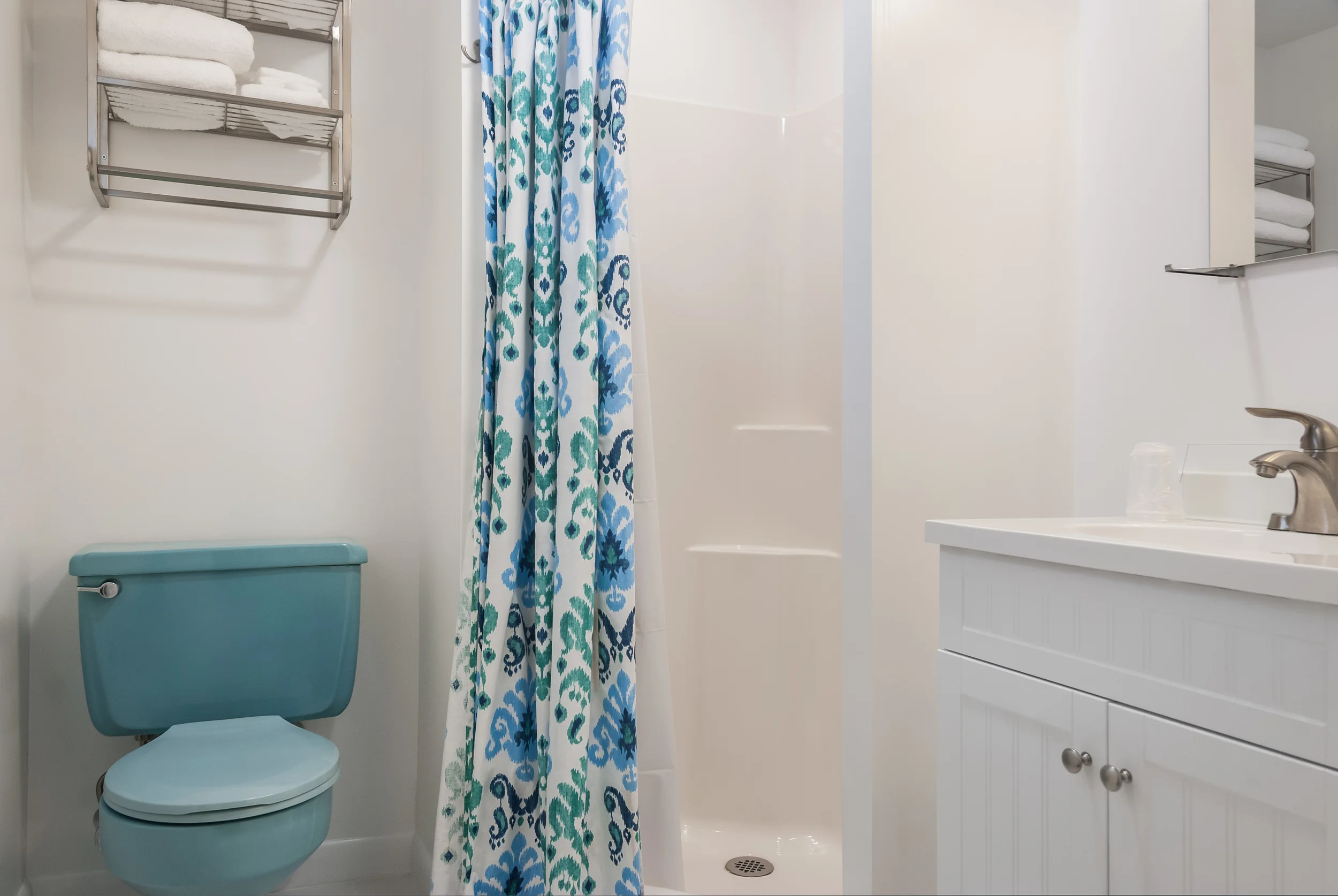 kitteryinnandsuites_doubleroombath1.jpg