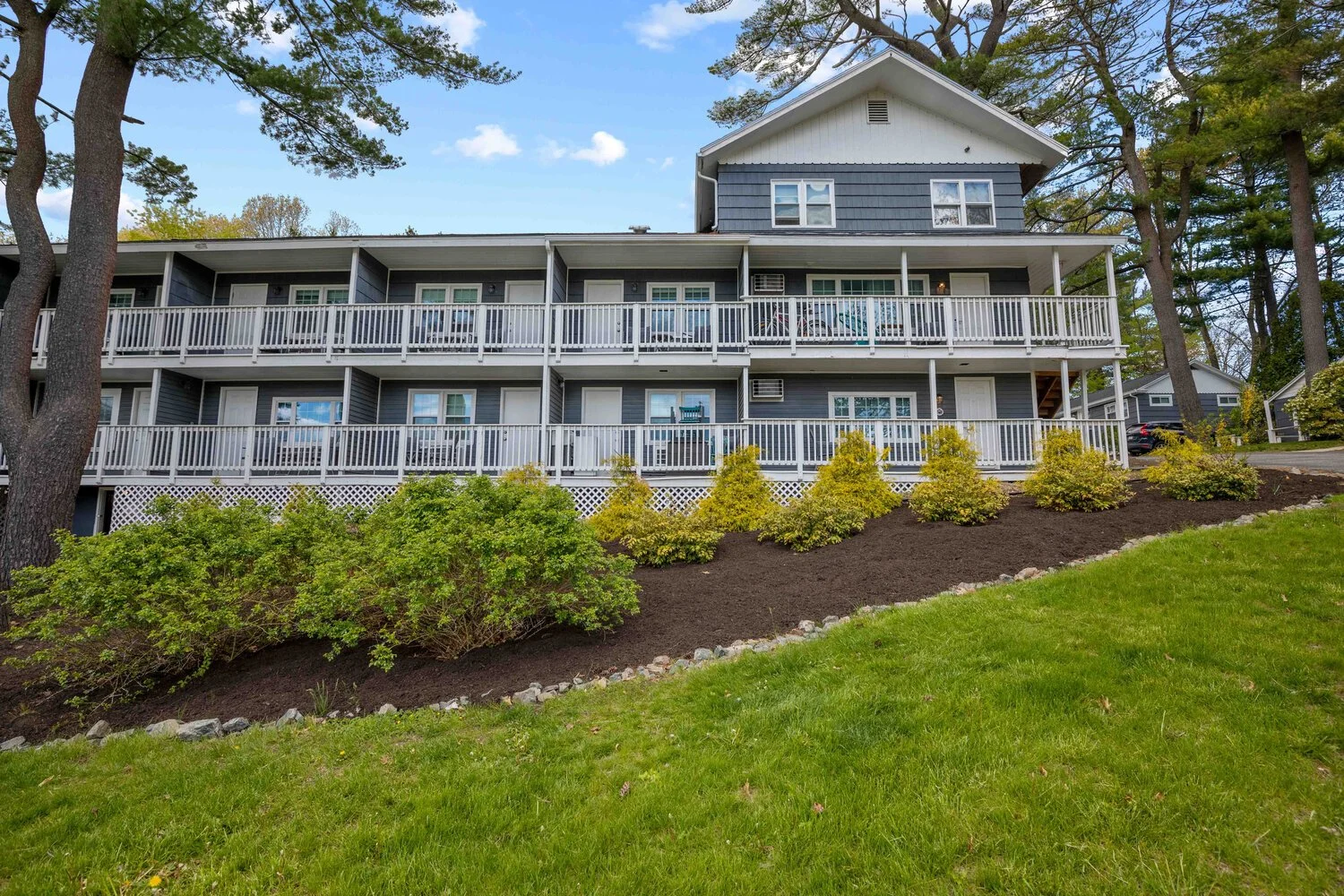 Kittery Inn & Suites Exteriror Image 2.jpeg
