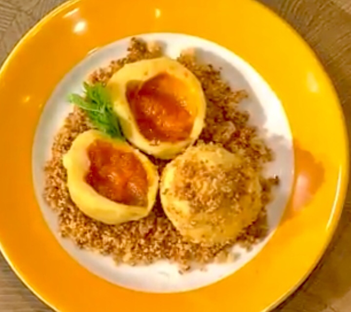 Marillen oder Zwetschgen – Knödel Zutaten für etwa 15 Stück 440g gekochte, mehlige Kartoffeln 220g Mehl 1 Ei 30g neutrales Öl, am besten Rapsöl Salz und Muskat 15 schöne, nicht zu große Aprikosen oder Zwetschgen 15 Stück Würfelzucker 100g Butter 100g Semmelbrösel, nicht zu fein gerieben 50g brauner Zucker gemahlener Zimt nach Geschmack Puderzucker zum Bestäuben Zubereitung: Kartoffeln als Pellkartoffeln kochen, noch warm abpellen und durch eine Kartoffelpresse in eine Schüssel geben, etwas abkühlen lassen. Mit den restlichen Zutaten zu einem geschmeidigen Teig verarbeiten. Ca. 10 Minuten ruhen lassen und auf einer bemehlten Arbeitsfläche zu einer Rolle formen. In ca. 15 Portionen teilen. Von den Zwetschgen oder Aprikosen den Stein heraus nehmen und statt dessen ein Stück Würfelzucker hinein geben. Eine Teigscheibe in der Hand flach drücken, das Obst auflegen und den Teig darum schlagen. Mit beiden Händen einen gleichmäßigen Knödel formen. Einen großen Topf mit leicht gesalzenem Wasser zum kochen bringen, Temperatur etwas zurück schalten und die Knödel portionsweise hinein geben und gar ziehen lassen. (nicht kochen! ) Sie sind fertig, wenn sie an die Oberfläche steigen. Währenddessen die Butterbrösel zubereiten. Dafür in einer Pfanne die Butter schmelzen, Brösel und Zucker mit Gewürz dazu geben und unter ständigem Rühren alles gut bräunen. Die fertigen Knödel mit einer Siebkelle aus dem Wasser heben, gut abtropfen lassen und in den Butterbröseln wenden. Auf einem Teller anrichten und mit Puderzucker bestäuben. Noch warm servieren. Tipp: Die fertig geformten, rohen Knödel portionsweise einfrieren! Bei Bedarf einfach gefroren ins siedende Wasser geben und gar ziehen lassen. So lohnt es sich, die doppelte Menge auf Vorrat zu machen! Auch gut: Statt Würfelzucker kann Schokolade, Marzipan oder Nougat verwendet werden!