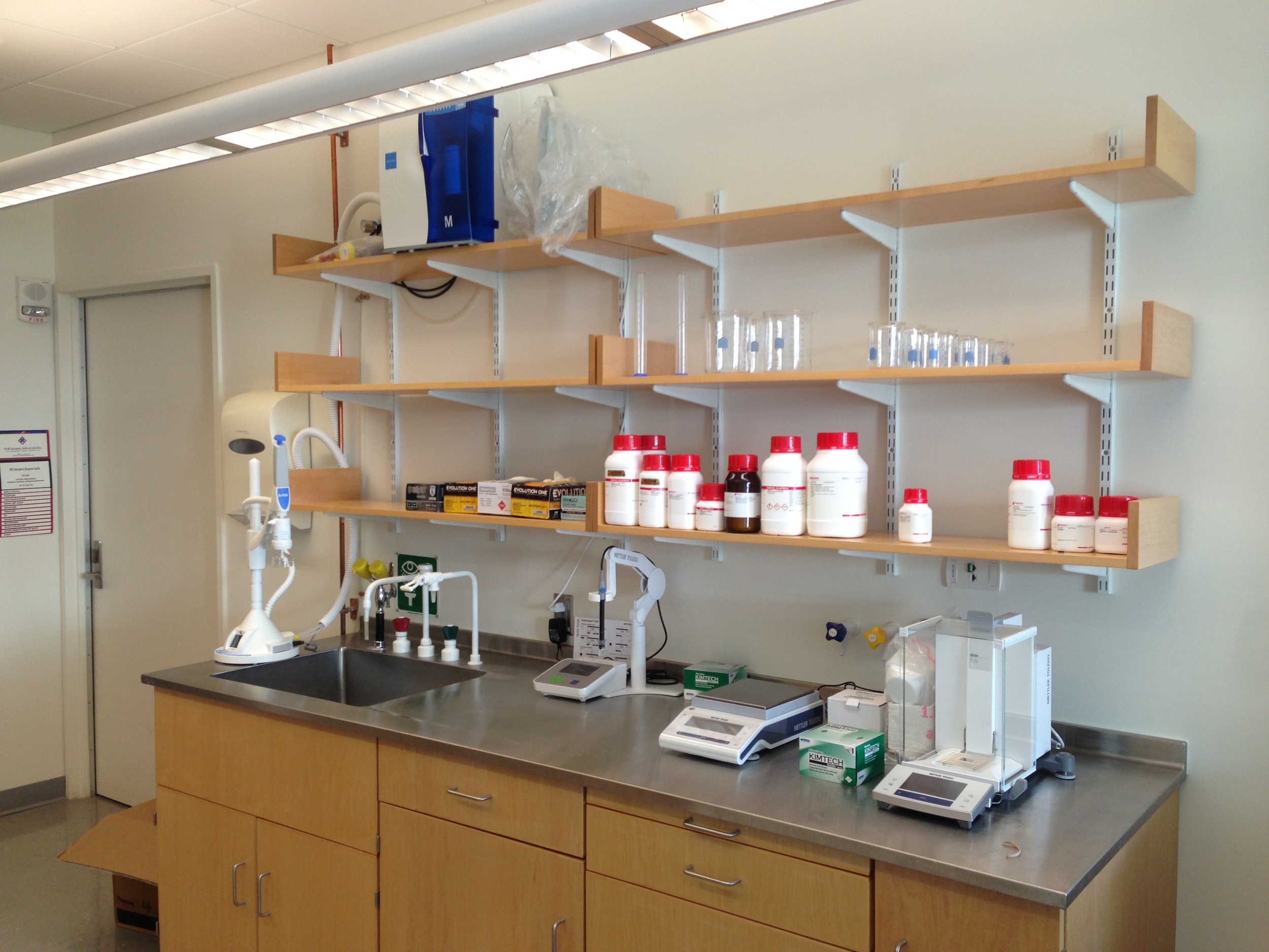 It's extremely gratifying to see at least some of the space start to look like a proper laboratory now.