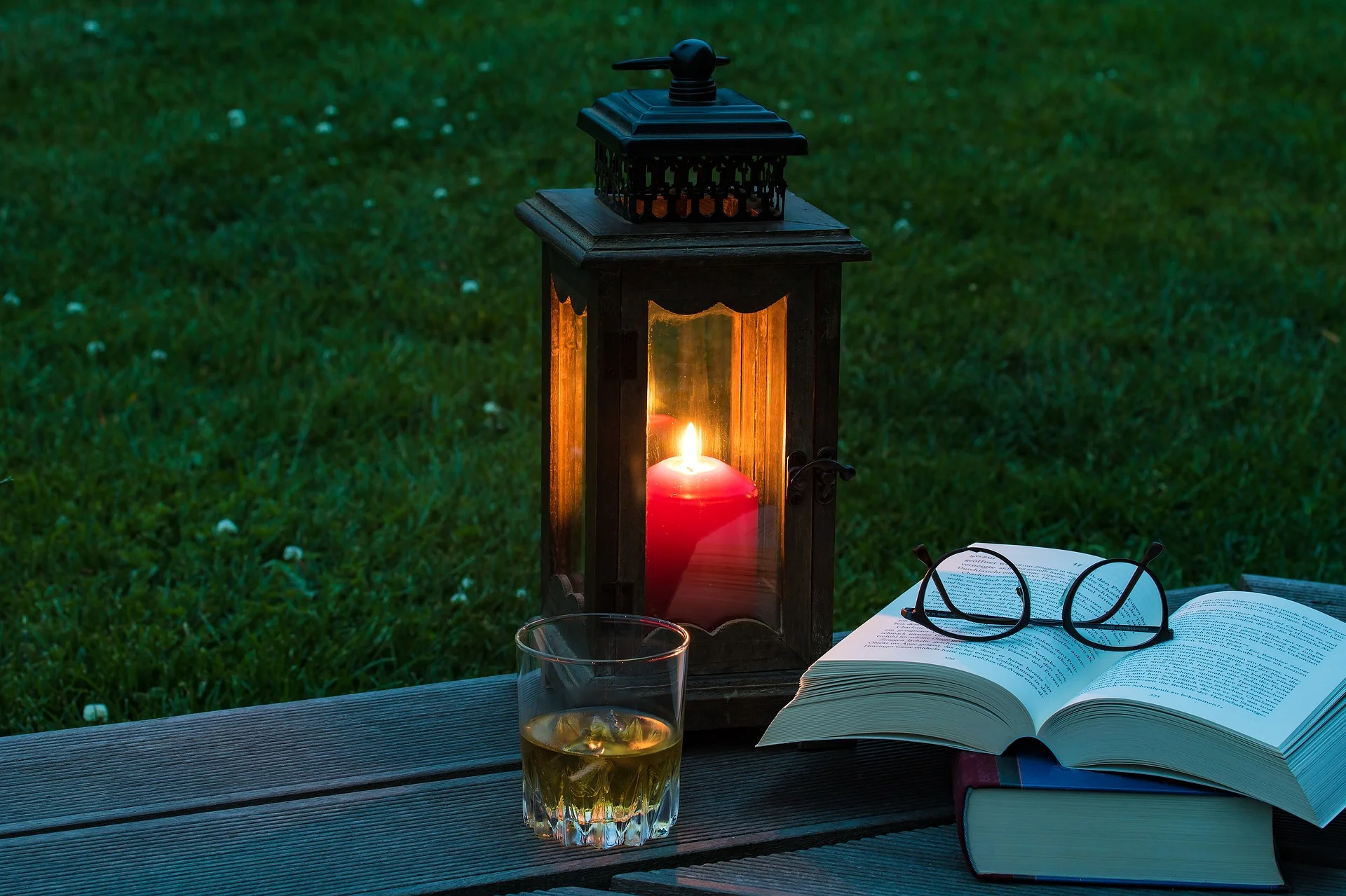 lantern-2369904_1920.jpg