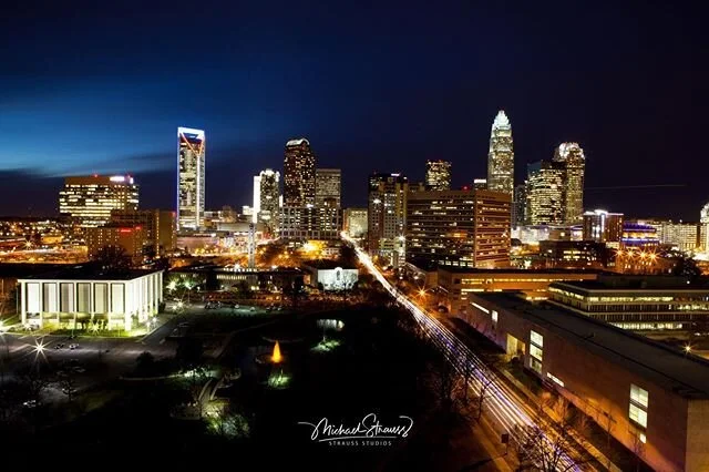City lights🌃 #wallpaperwednesday #charlottephotographer #uptowncharlotte #explorepage✨ #views