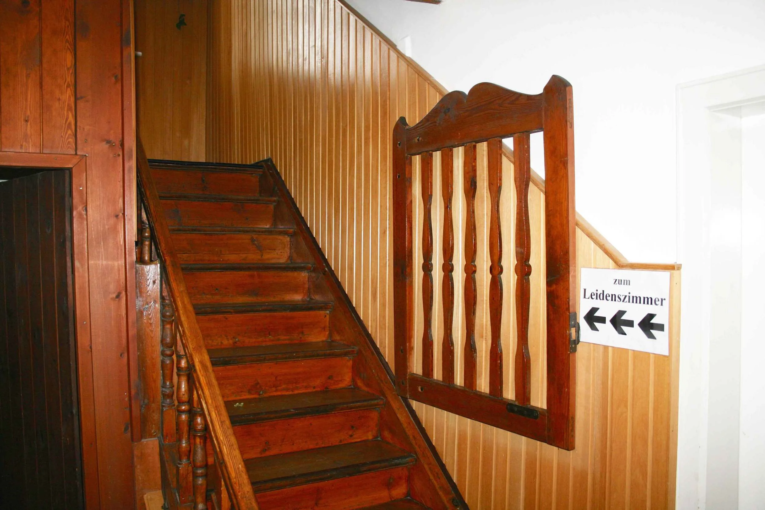 Image©sourcingstyle.com, home of Saint Therese Neumann; 'zu Leidenszimmer' in German means 'to the room of suffering', Konnersreuth, Bavaria, Germany.