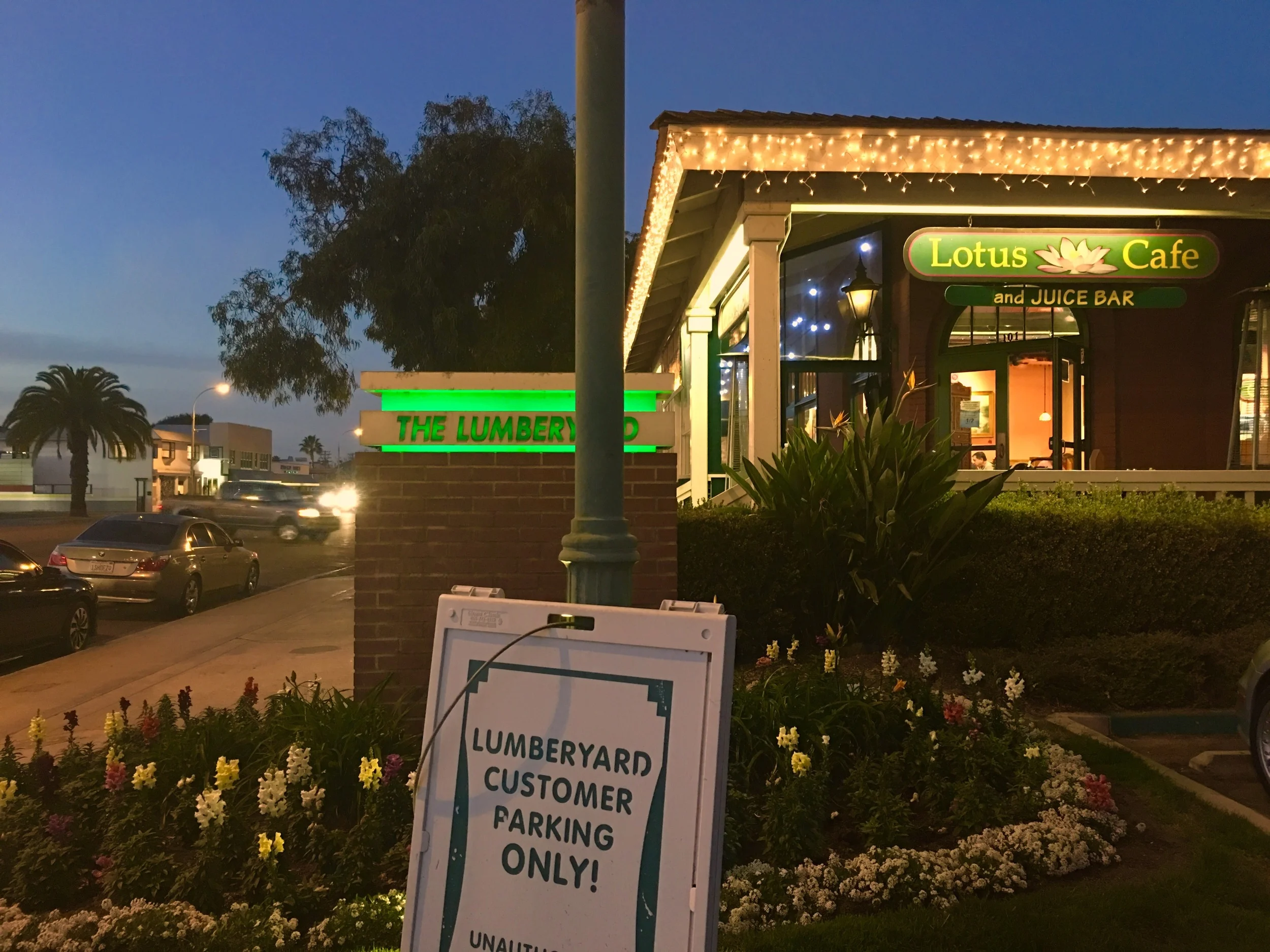 Lotus Cafe–a great place to eat in Encinitas! Image©sourcingstyle.com