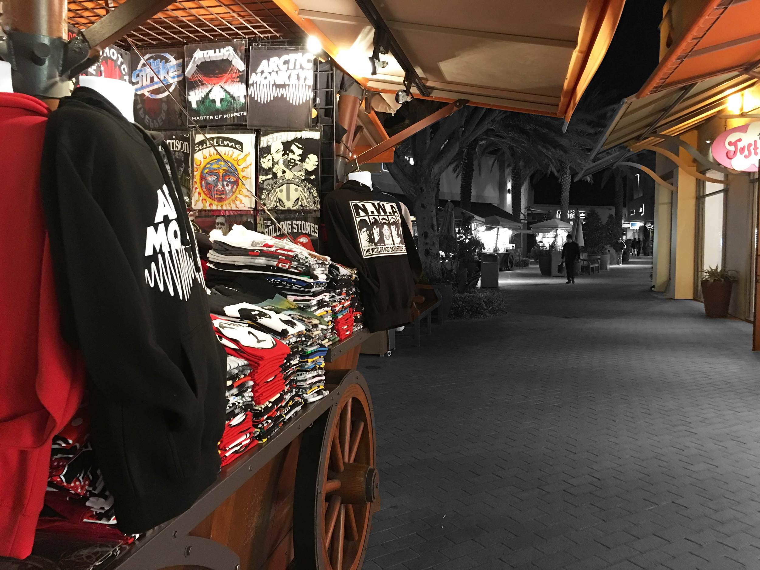 A street vendor selling graphic-tees, Citadel Outlets, CA, USA. Image©gunjanvirk
