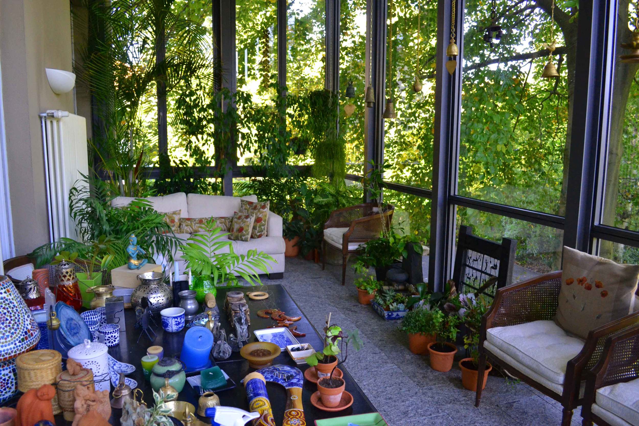 I wonder how it is to sit in this glass walled verandah when it snows! Image©gunjanvirk