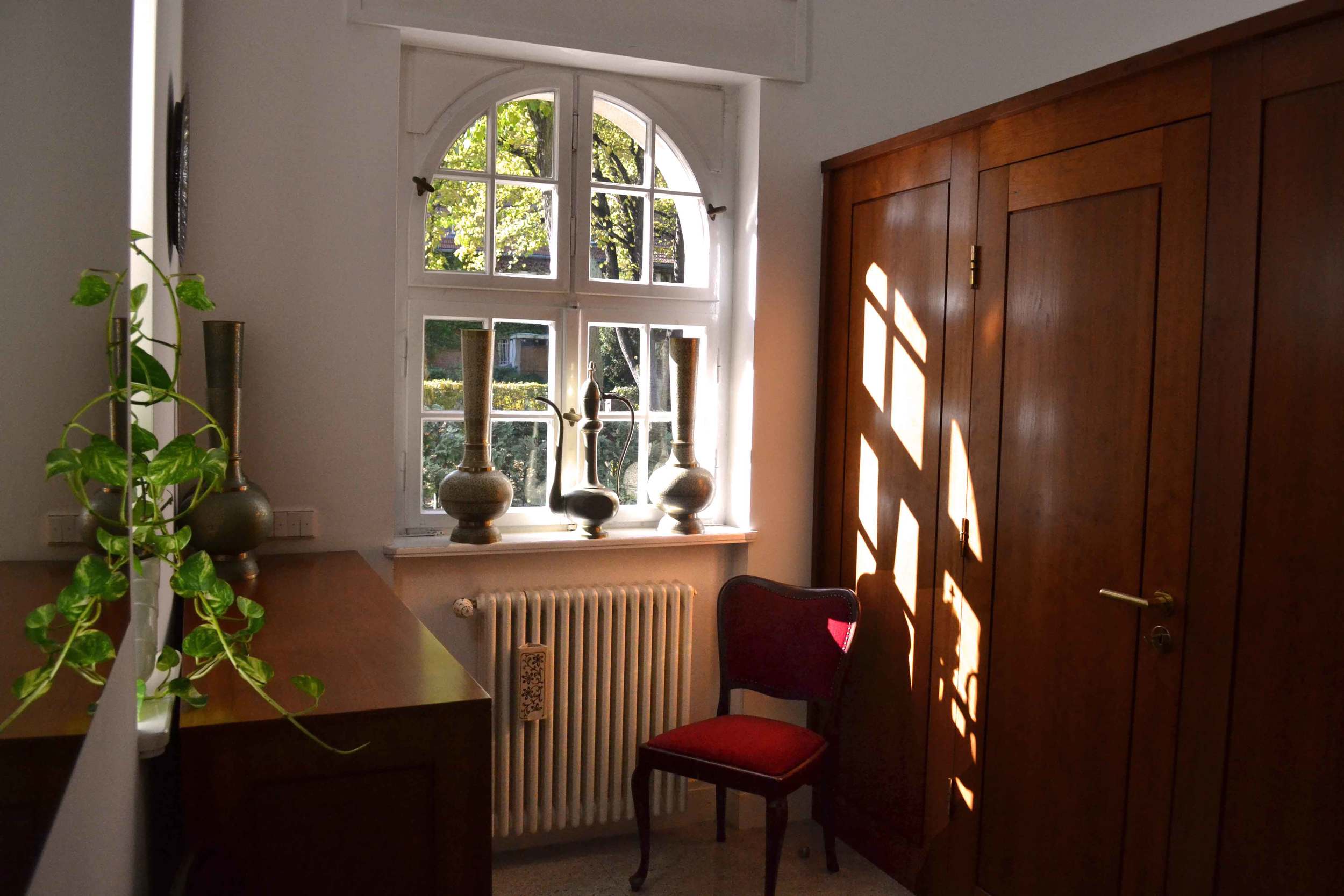 This small room at the entrance has cupboards for hanging jackets and coats. Image©gunjanvirk