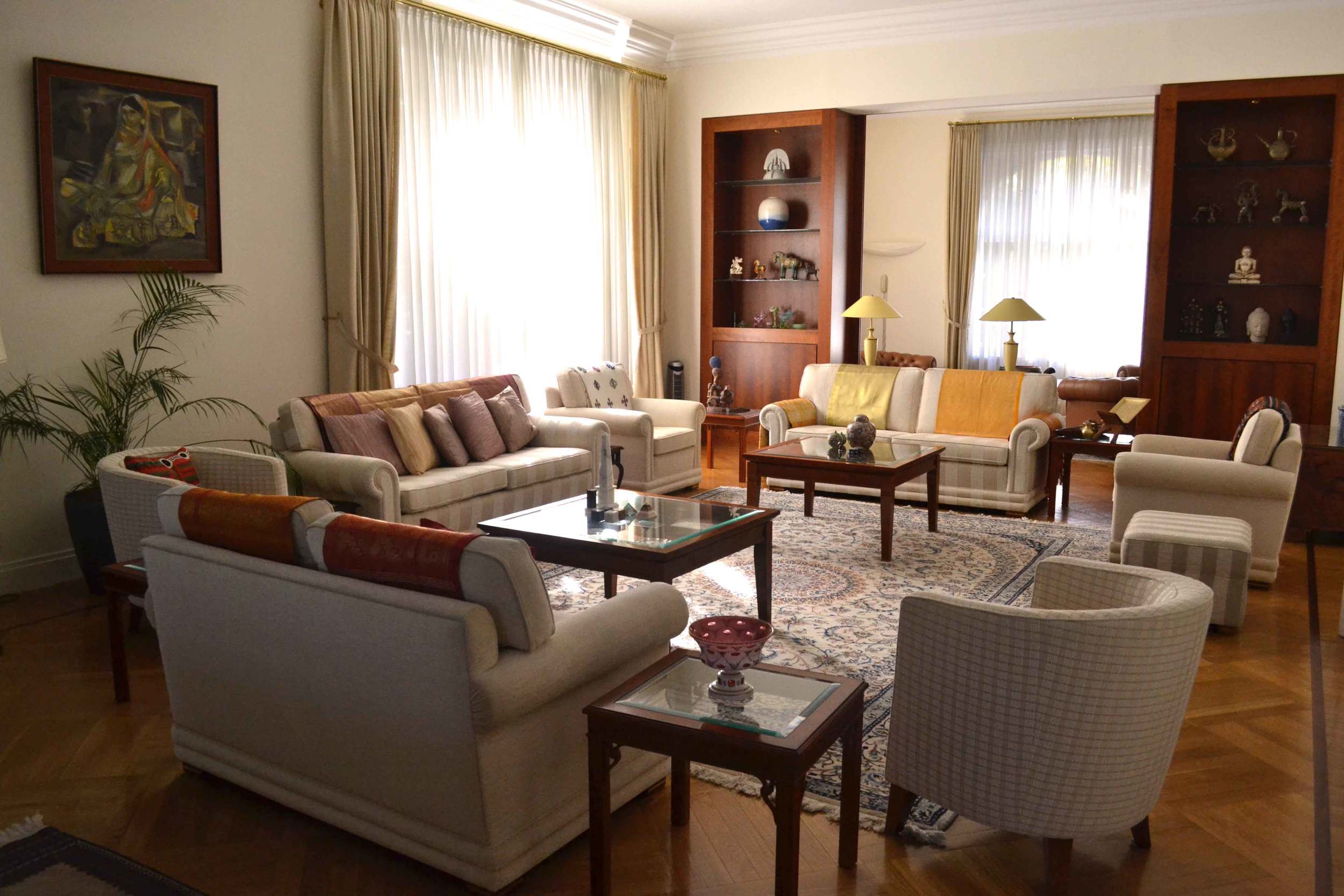 The huge drawing room boasts exquisite Indian tapestry and design. Image©gunjanvirk