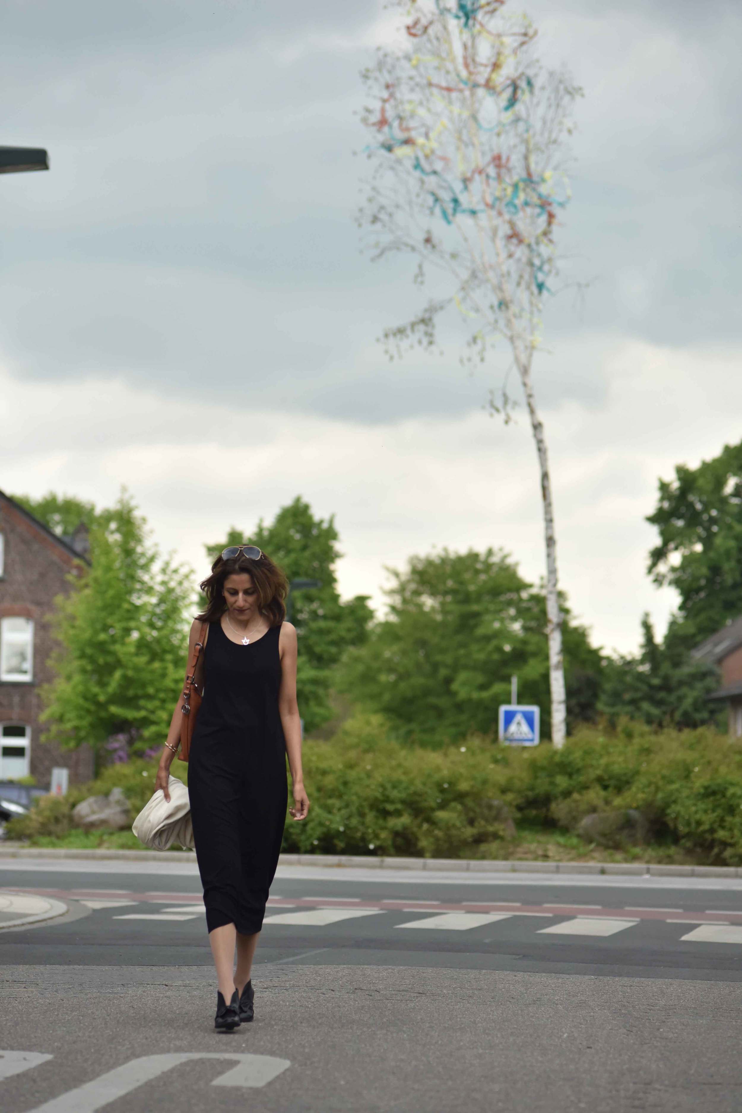 Eileen Fisher black tank dress in viscose jersey, little black dress, cashmere wrap hand-made from Kashmir, India, Gucci handbag. Image©sourcingstyle.com, Photo: Nicola Nolting.