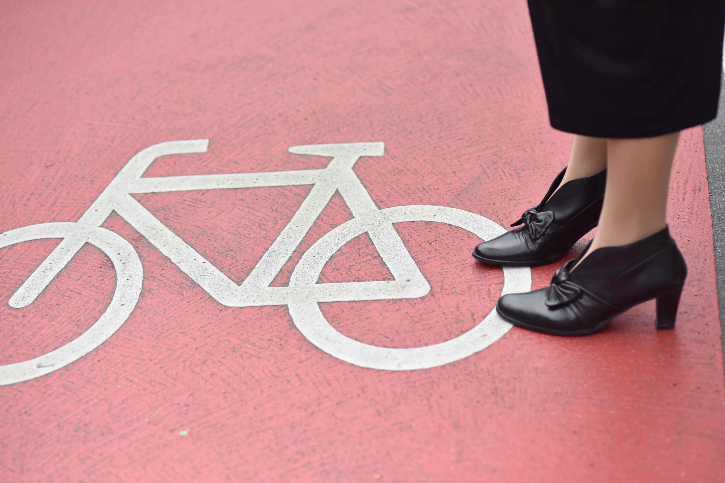Ready to walk over in my beautiful, black shoes! Image©sourcingstyle.com, Photo: Nicola Nolting.