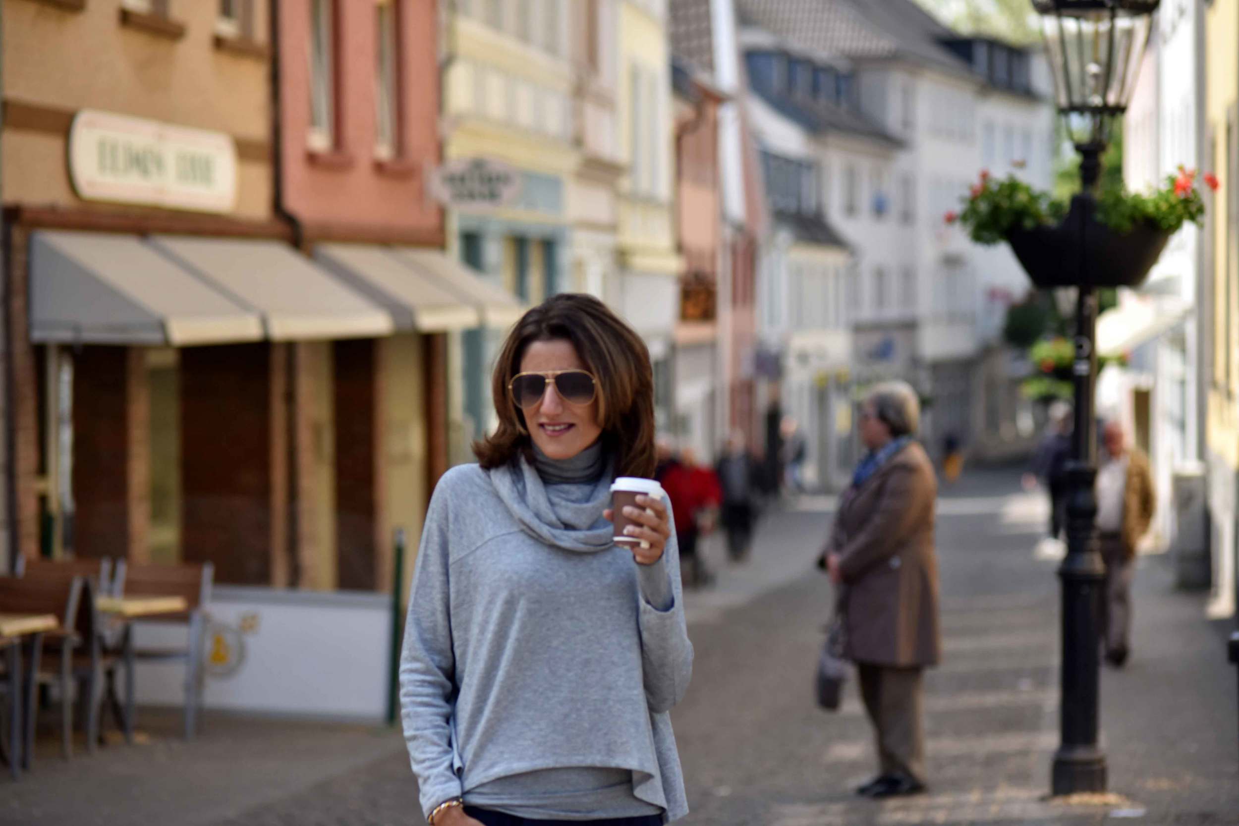 The sun is out! Die Sonne kommt auf! Eileen Fisher Funnel Neck Drapey Tencel Terry Cropped Top in Moon. Image©sourcingstyle.com, Photo: Nicola Nolting