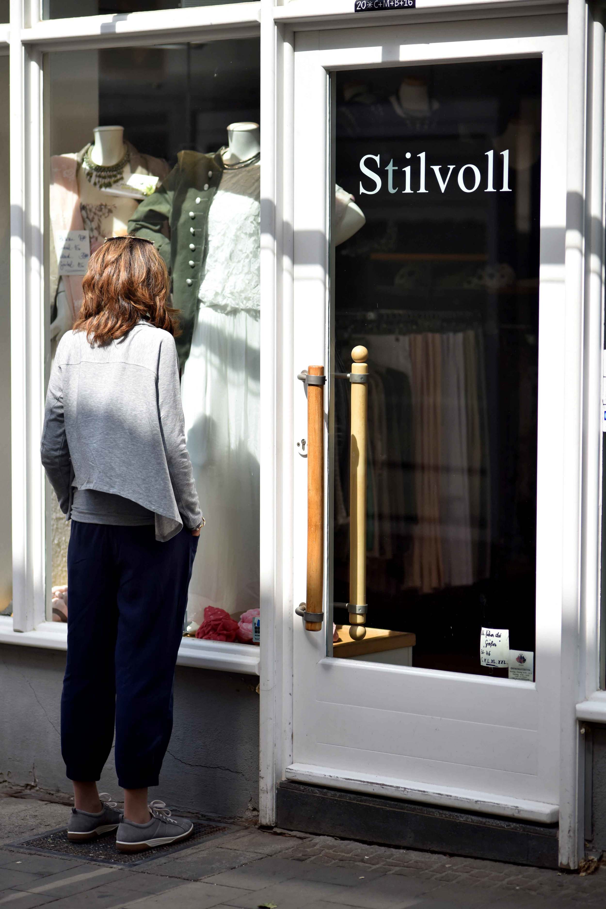Stilvol in English means full of style. Eileen Fisher Cropped Tapered Lightweight Tencel Twill Pants in Midnight, Eileen Fisher Funnel Neck Drapey Tencel Terry Cropped Top in Moon. Image©sourcingstyle.com, Photo: Nicola Nolting