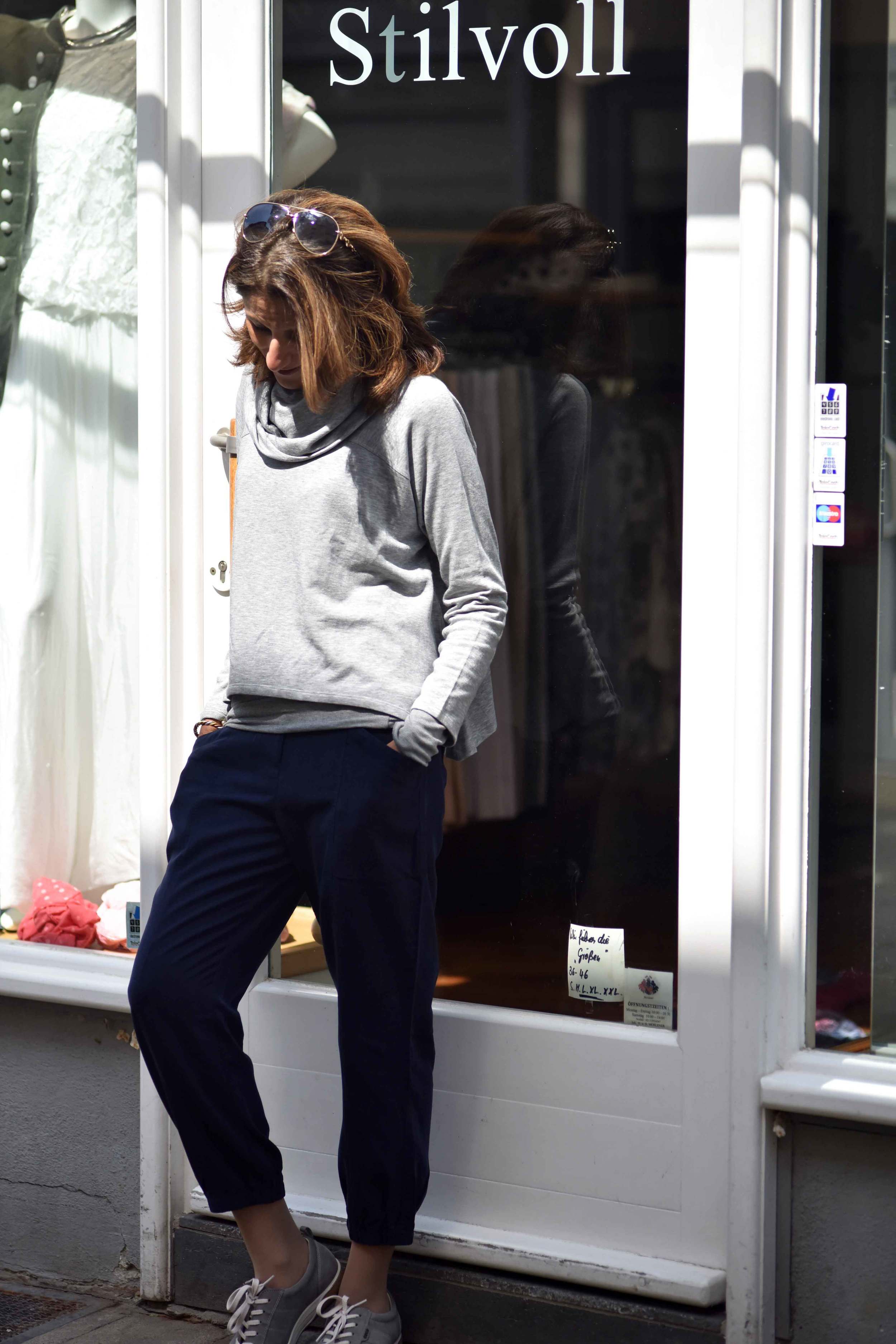Stilvol in English means full of style. Eileen Fisher Cropped Tapered Lightweight Tencel Twill Pants in Midnight, Eileen Fisher Funnel Neck Drapey Tencel Terry Cropped Top in Moon. Image©sourcingstyle.com, Photo: Nicola Nolting