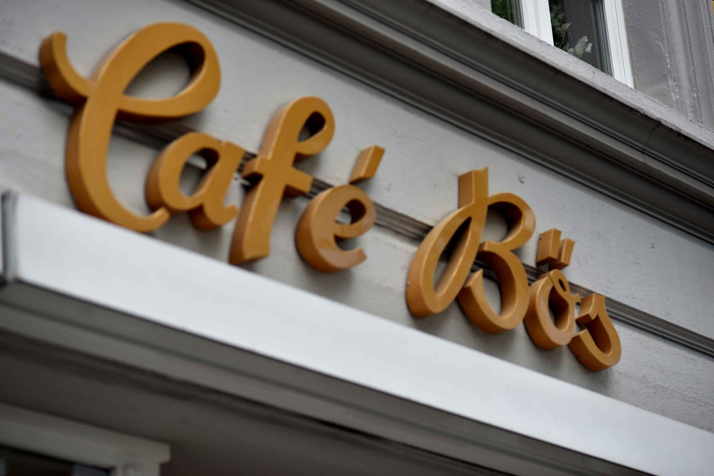 Stopping at a cafe for coffee ofcourse! Image©sourcingstyle.com, Photo: Nicola Nolting