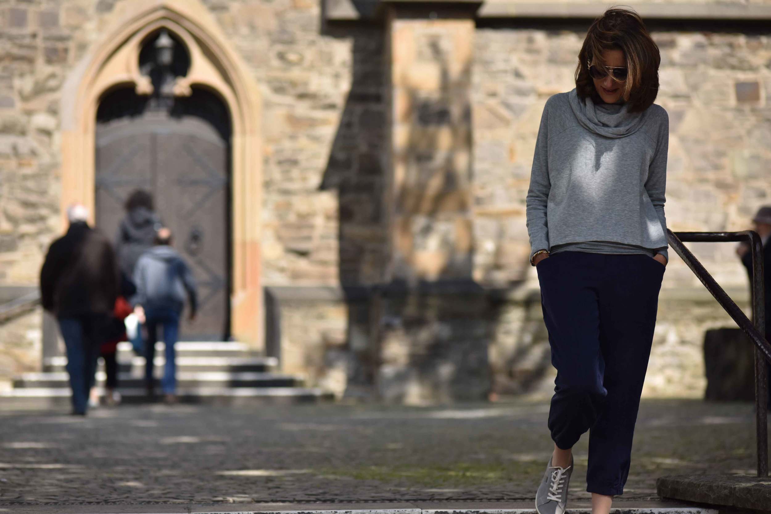 Church vibes, Ratingen, Germany. Eileen Fisher Cropped Tapered Lightweight Tencel Twill Pants in Midnight, Eileen Fisher Funnel Neck Drapey Tencel Terry Cropped Top in Moon. Image©sourcingstyle.com, Photo: Nicola Nolting