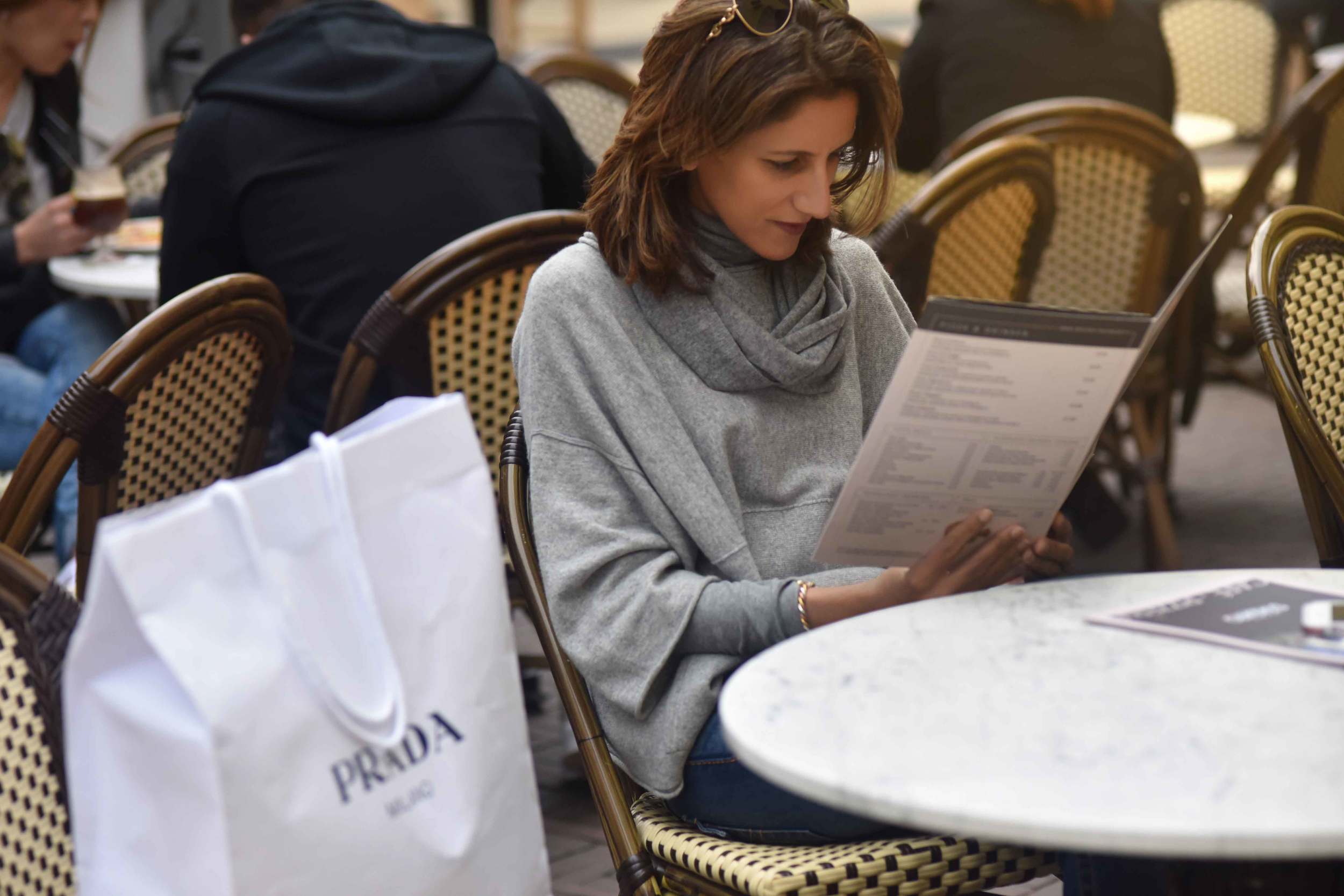 Café-Pizzeria Staccato, Jjill cashmere kimono sweater, Jill cashmere infinity scarf, Designer Outlet Roermond, Netherlands. Photo: Nicola Nolting, image©sourcingstyle.com