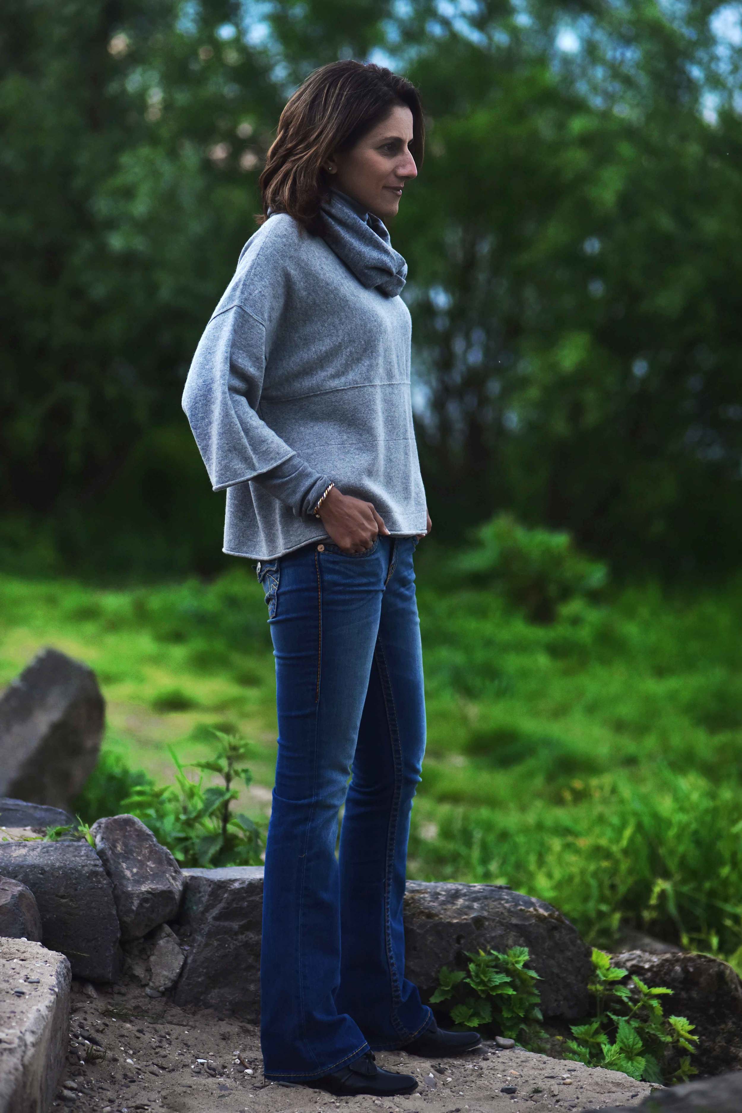 JJill cashmere kimono sweater, JJill cashmere infinity scarf, True Religion blue jeans, Ralph Lauren cotton polo sweater for layering. Image©sourcingstyle.com, photo: Nicola Nolting