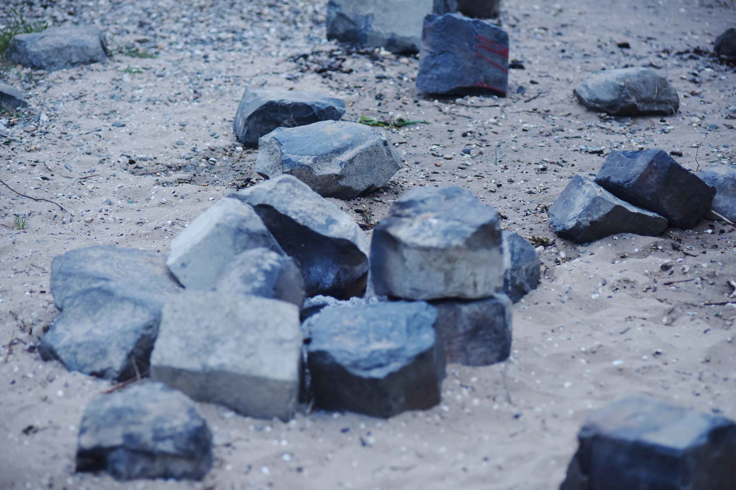 sand and rocks by the side of the lake. Image©sourcingstyle.com
