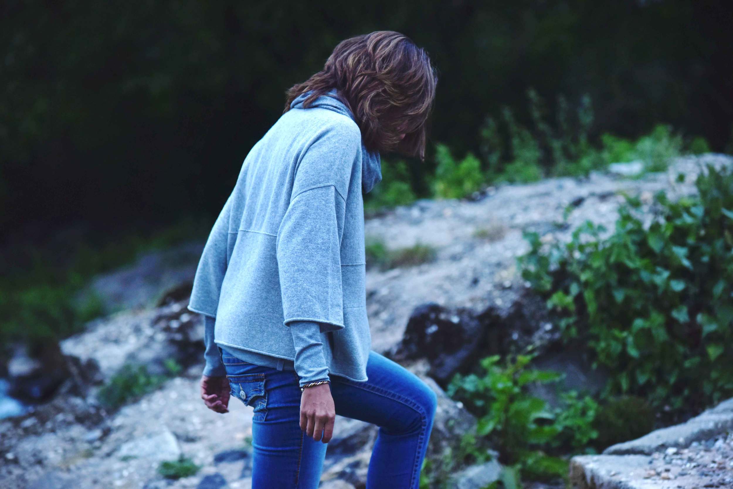 JJill cashmere kimono sweater, JJill cashmere infinity scarf, True Religion blue jeans, Ralph Lauren cotton polo sweater for layering. Image©sourcingstyle.com, photo: Nicola Nolting