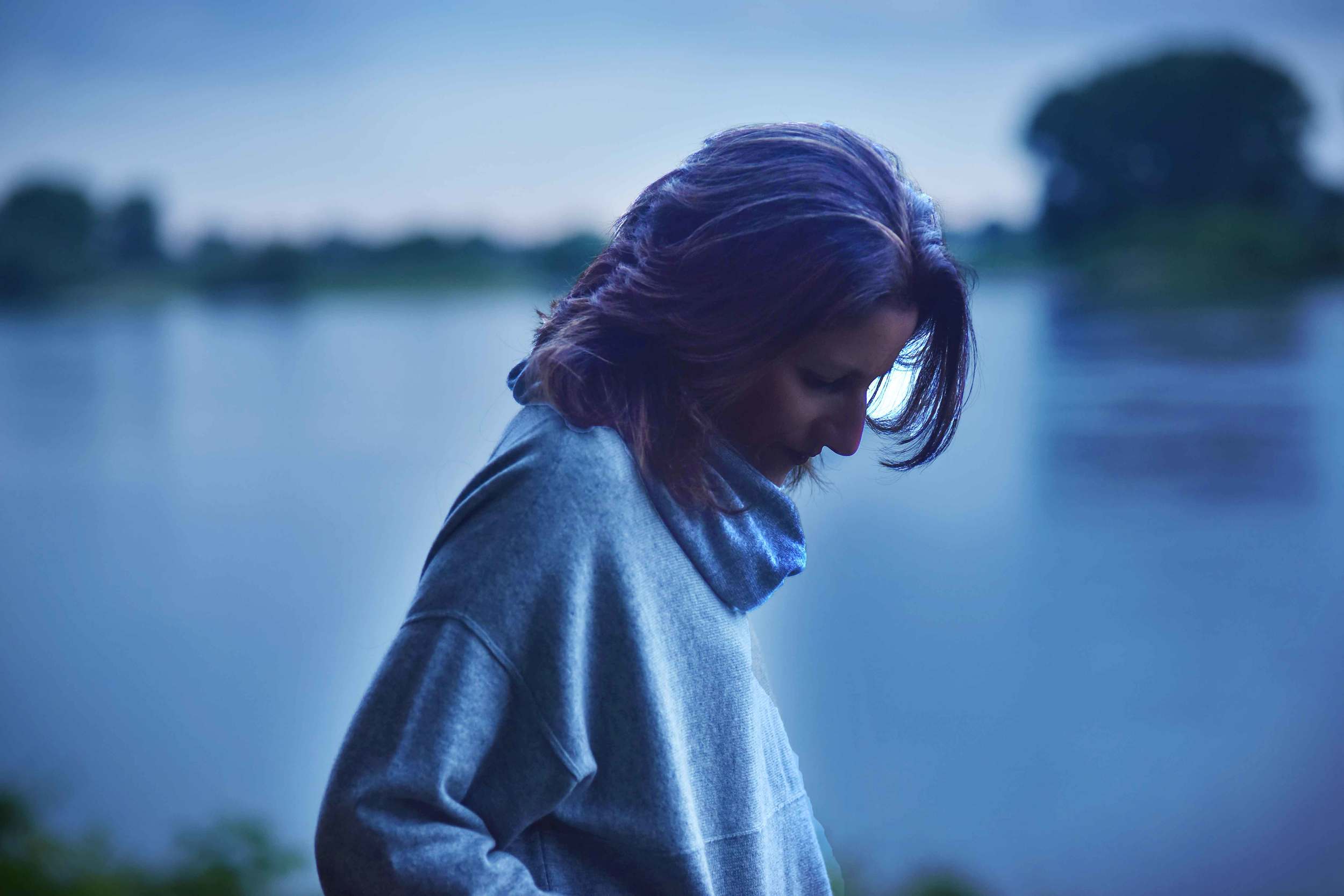 JJill cashmere kimono sweater, JJill cashmere infinity scarf. Image©sourcingstyle.com, photo: Nicola Nolting