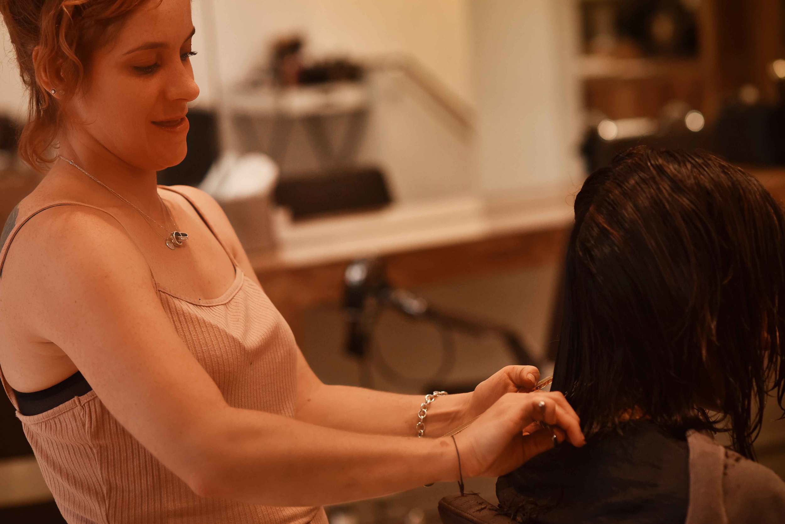 Kara Thomas, a top London hair-stylist, hair-care expert, cutting my hair. Image©sourcingstyle.com