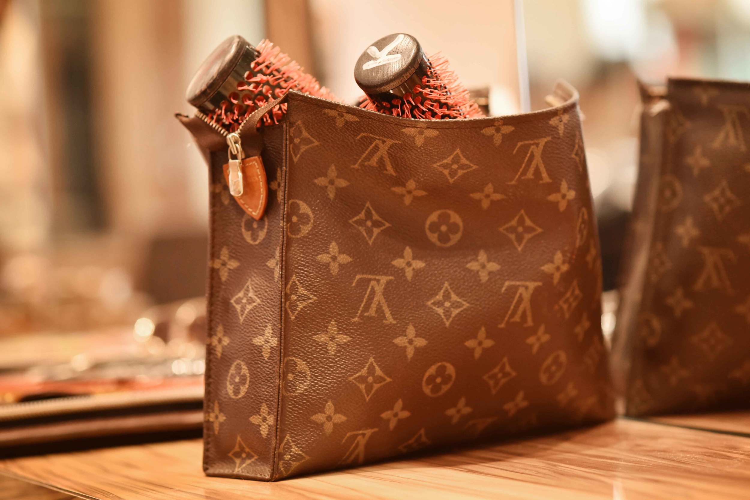Louis Vuitton make-up bag, Hiro Miyoshi hair salon, Mayfair, London, UK. Image©sourcingstyle.com