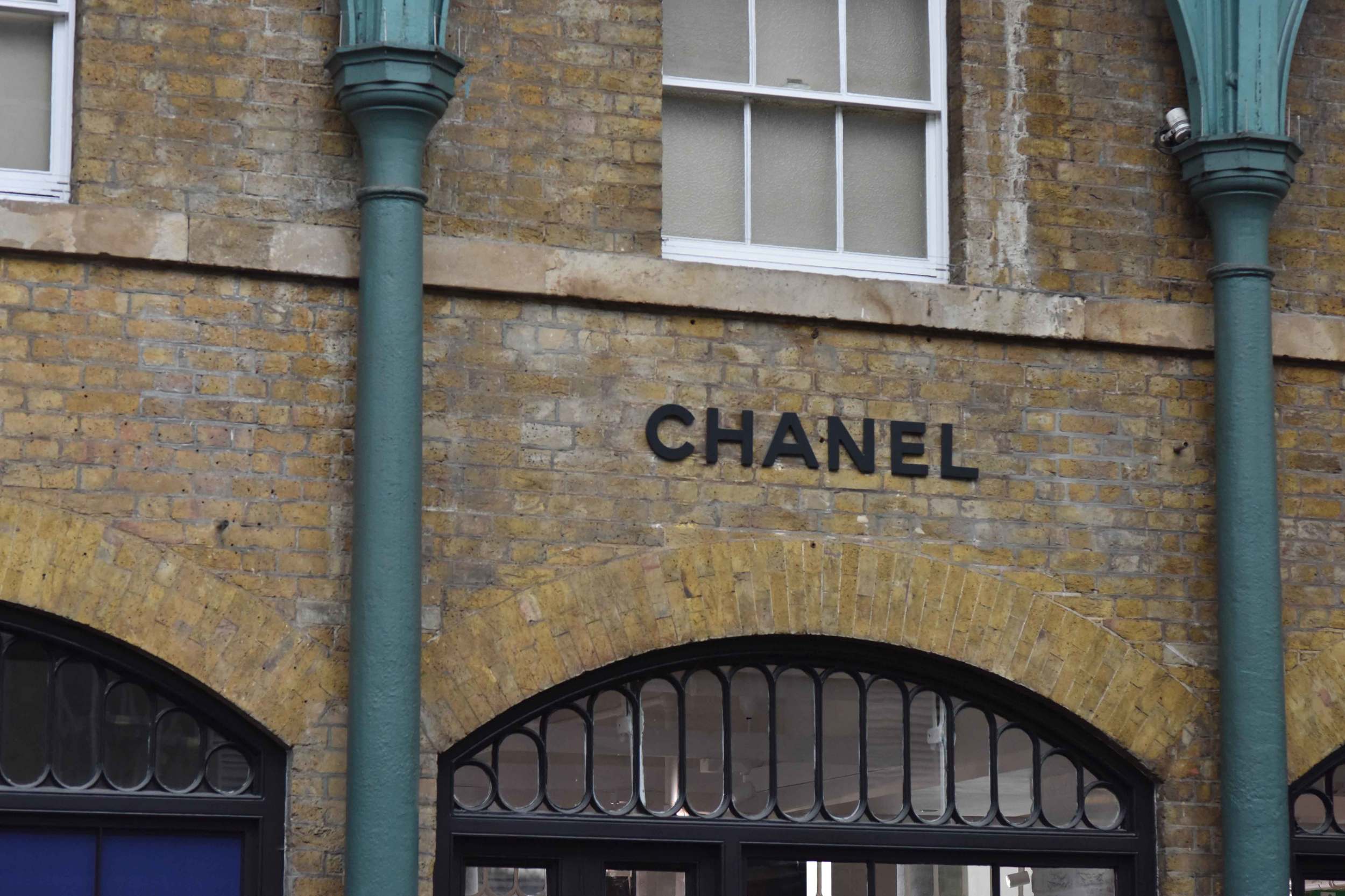 Chanel store, Apple Market, Covent Garden, London, UK. Image©sourcingstyle.com