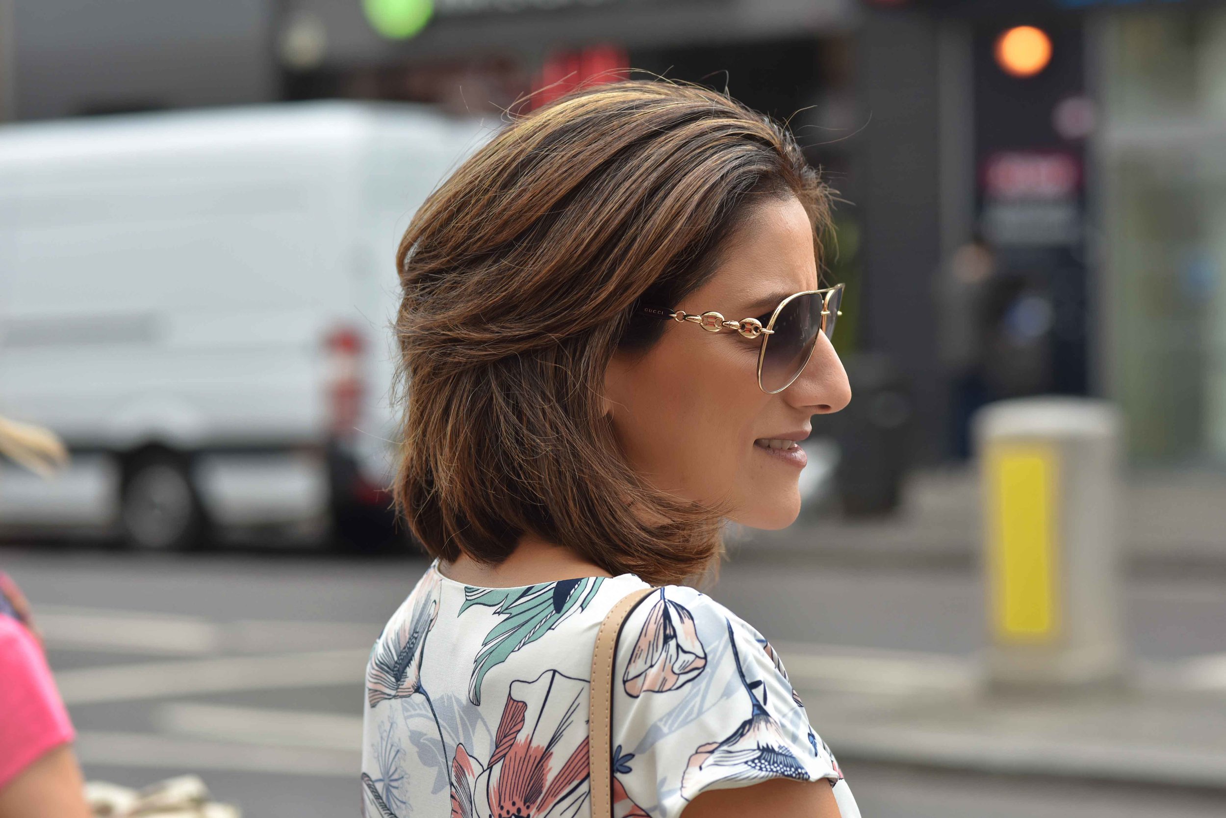 Marks and Spencer shift dress, Gucci sunglasses, street fashion, Shoreditch, London, U.K. Photo: Nina Shaw, Image©sourcingstyle.com