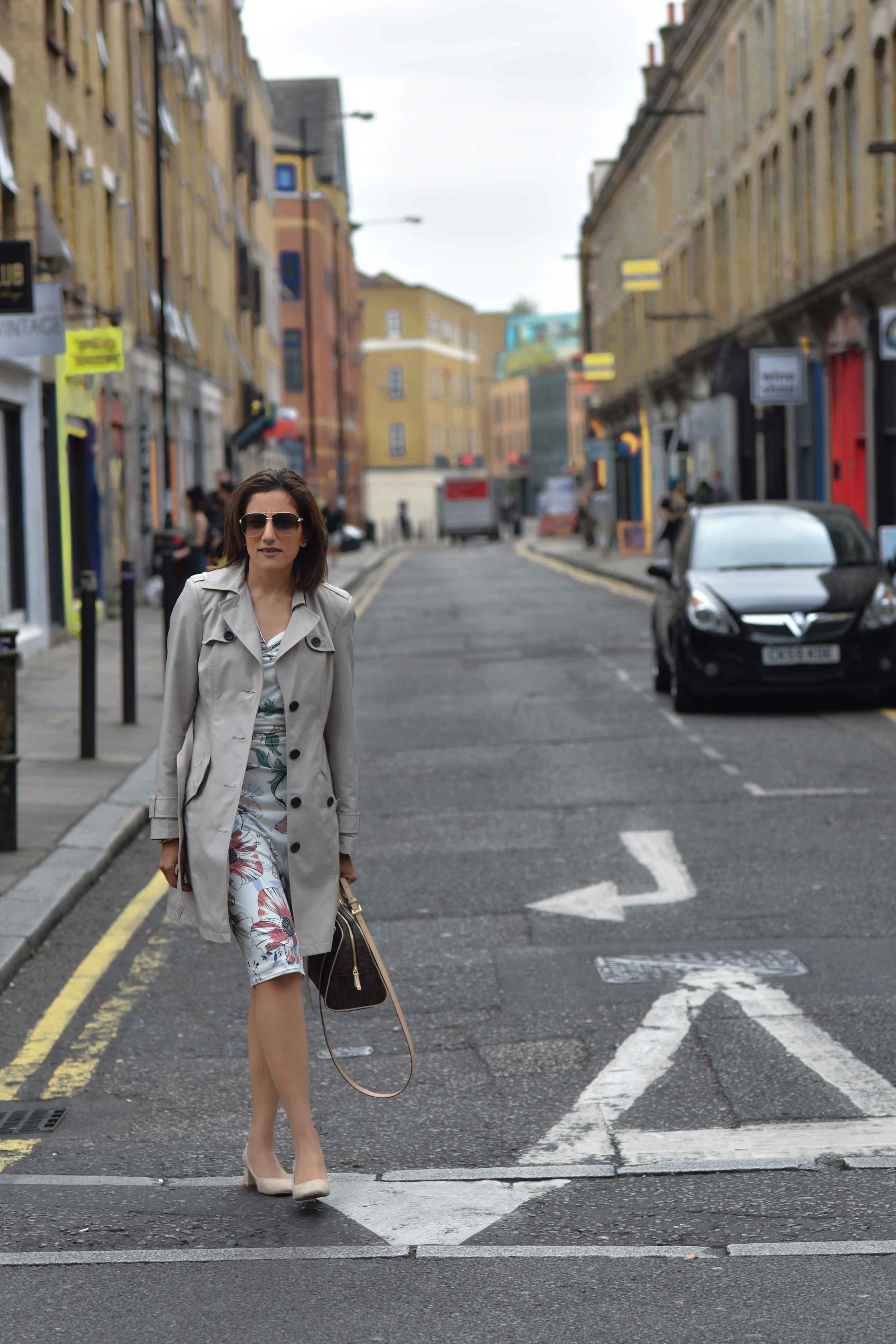 Marks and Spencer shift dress, Marks and Spencer trench, Gucci sunglasses, Michael Kors handbag, Zara sandals, Shoreditch, London, U.K. Photo: Nina Shaw, Image©sourcingstyle.com