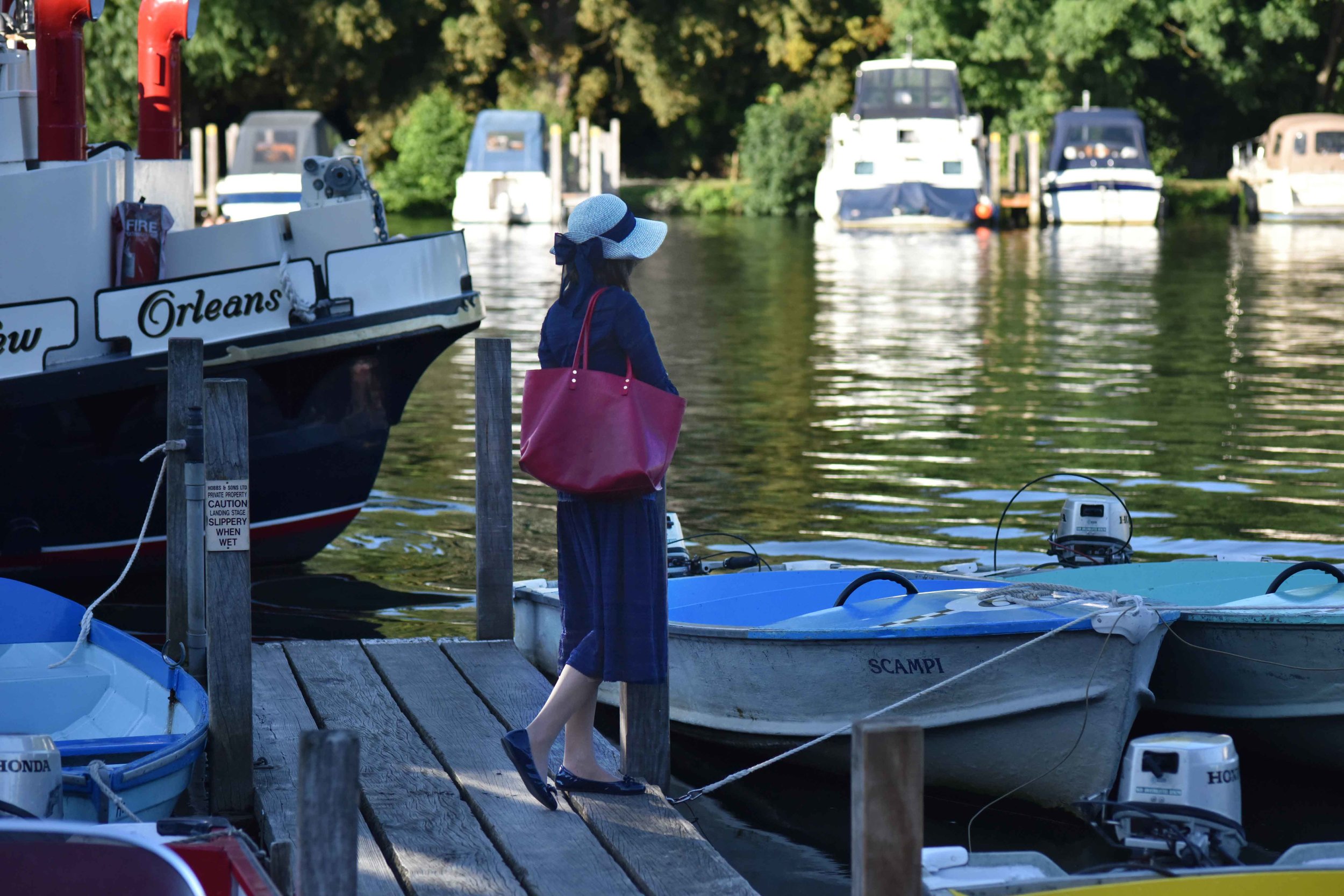 Henley on Thames river cruise, Karen Millen dress, red Chloé tote bag, Marks & Spencer hat, Gucci shades, Prada ballet flats. Image©sourcingstyle.com