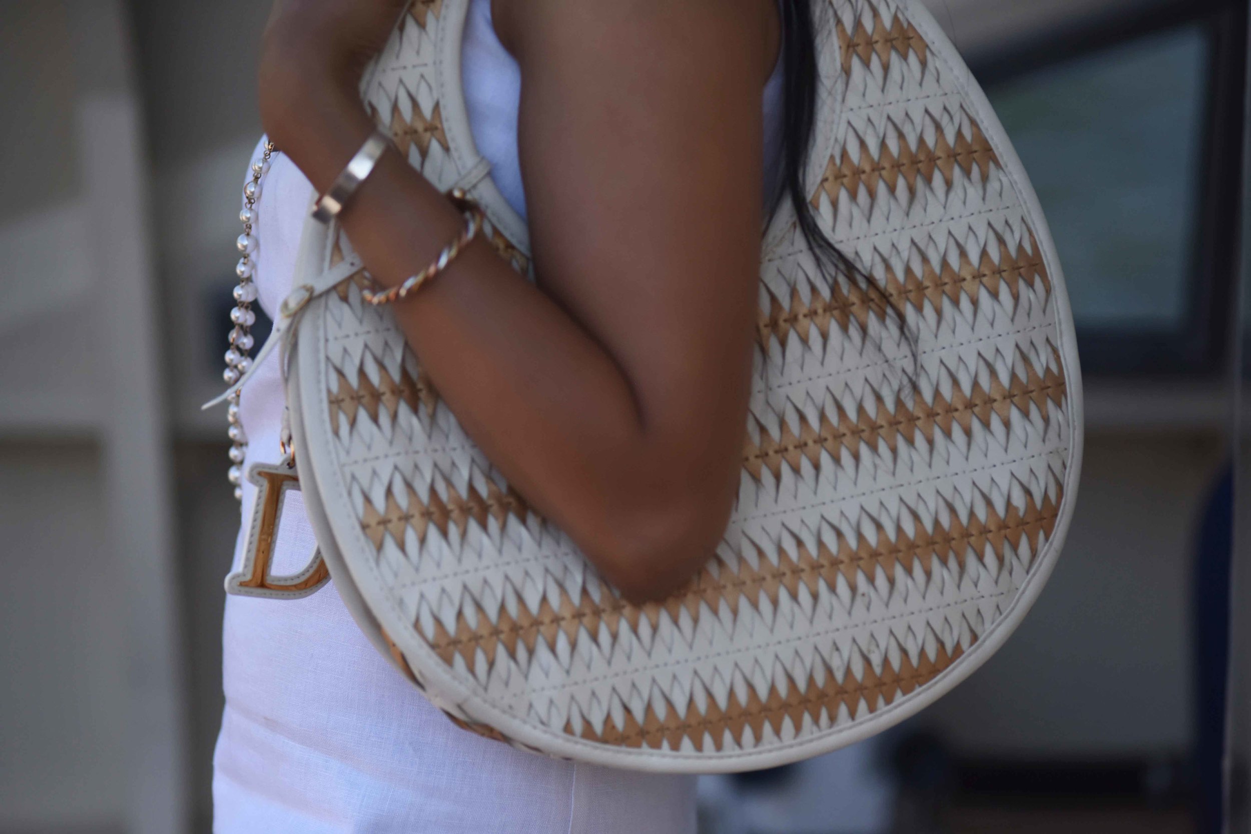 Dior bag, ASOS dress, pearl necklace. Image@sourcingstyle.com