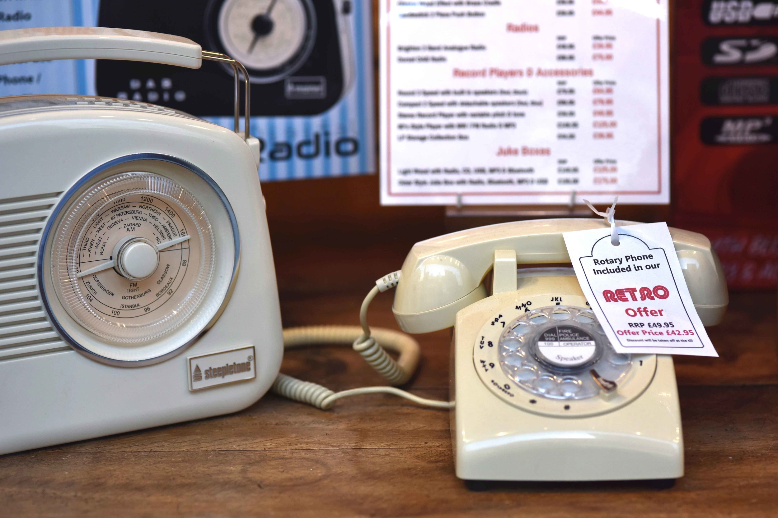 Vintage shopping, Henley on Thames. Image©sourcingstyle.com.