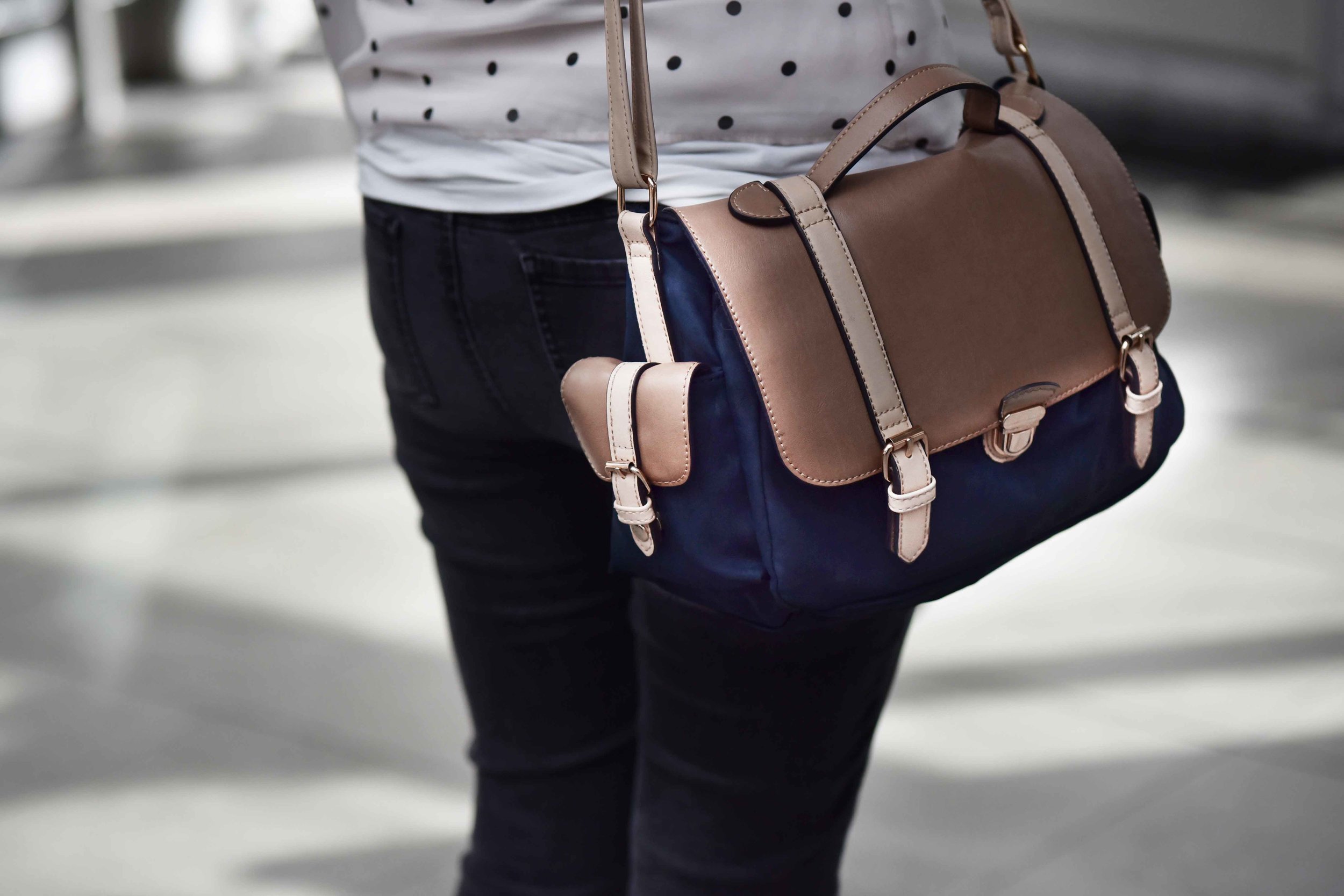 Street style travel bag, Edinburgh Waverley, image©sourcingstyle.com