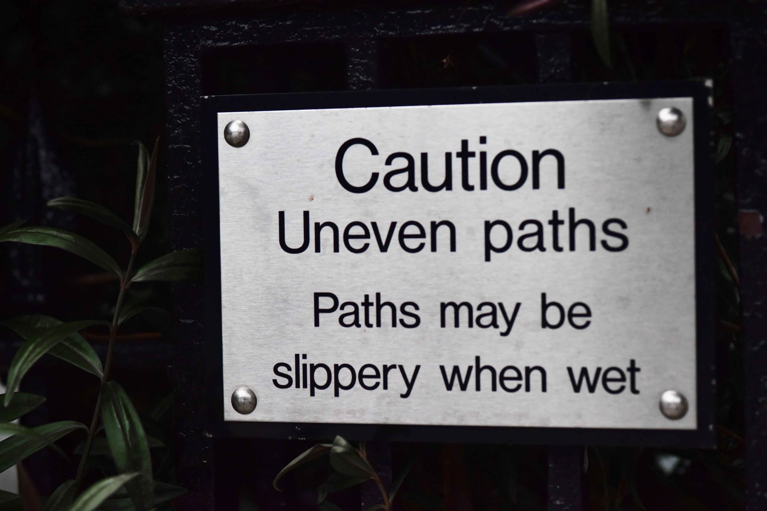 Signboard, uneven paths. Image©sourcingstyle.com